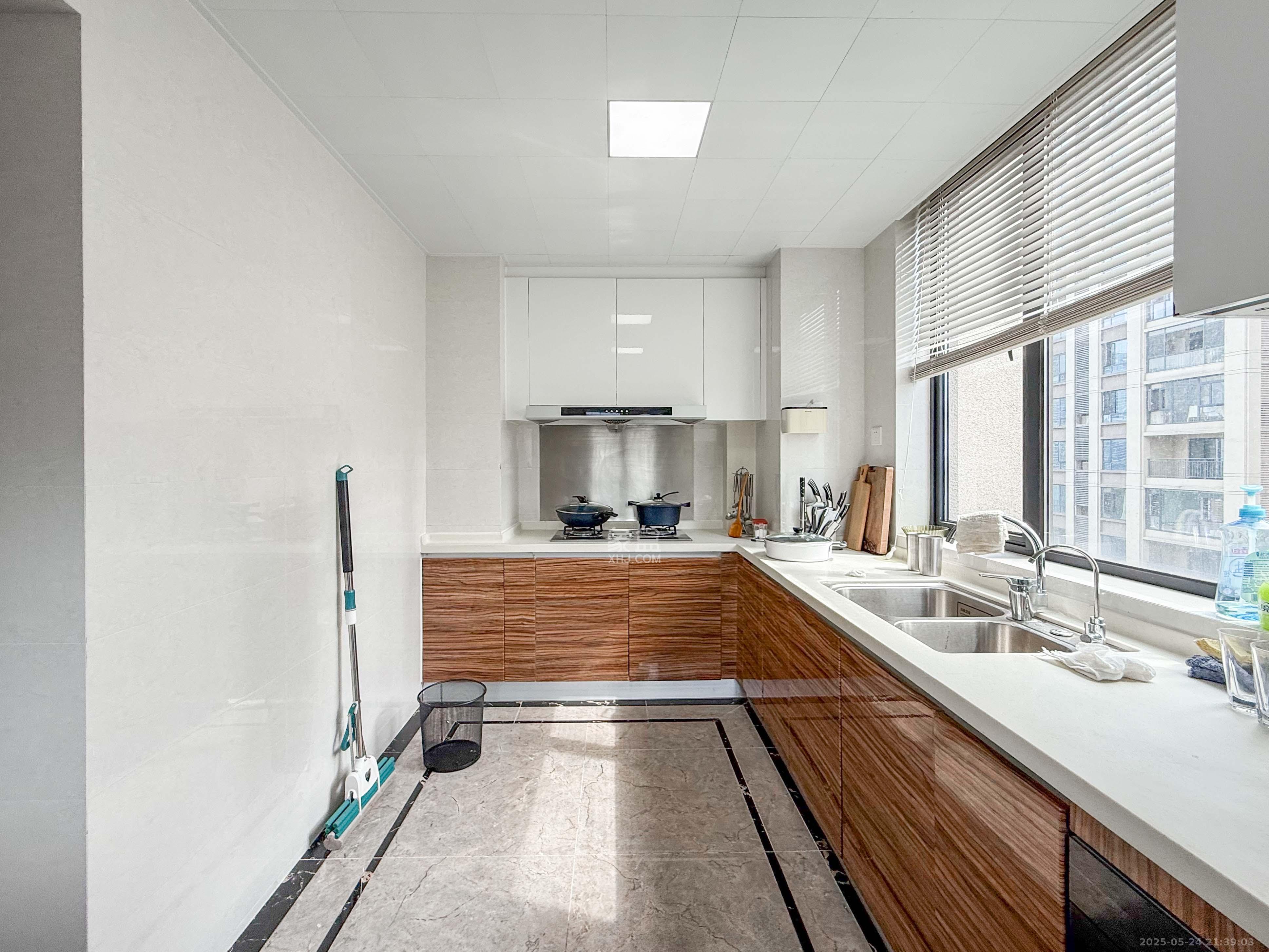 中海梅溪湖壹号 4室2厅3卫 400.0万 中海梅溪湖壹号 4室2厅3卫 400.0万厨房