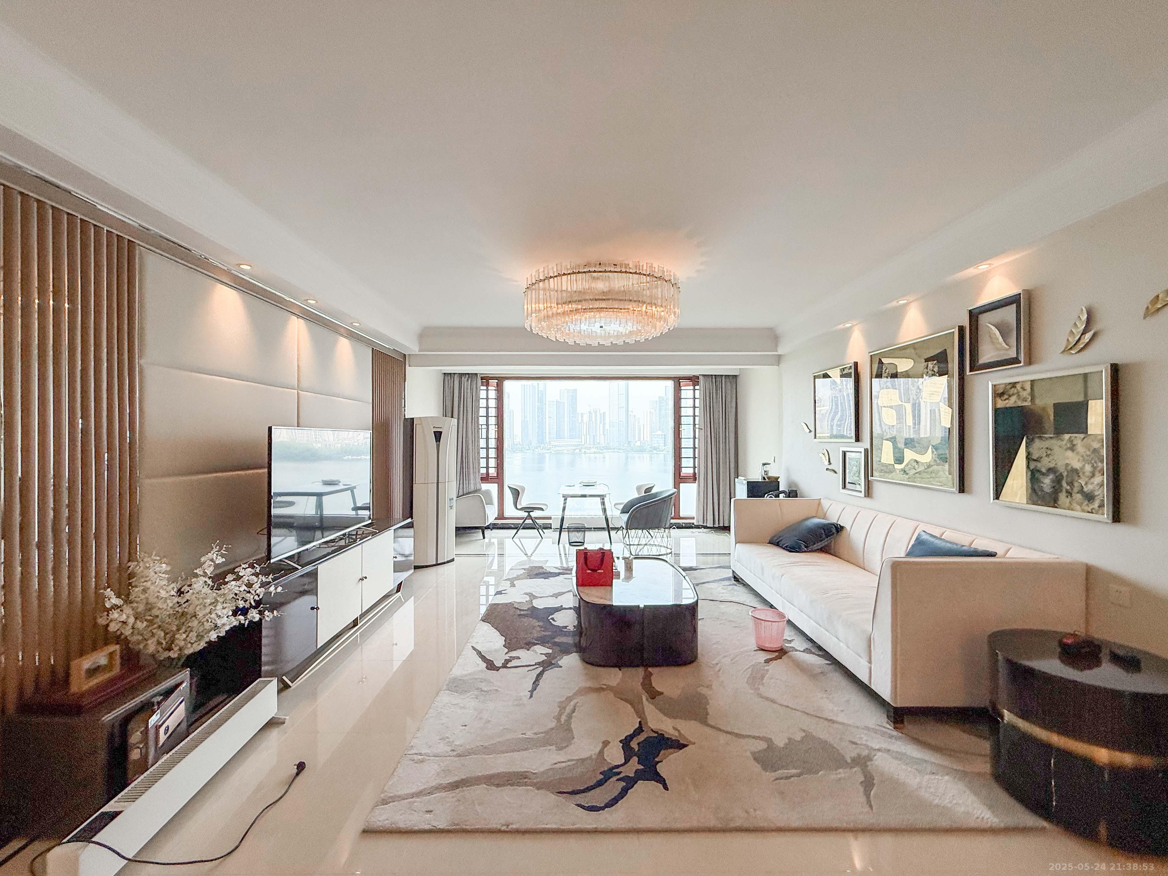 中海梅溪湖壹号 4室2厅3卫 400.0万 中海梅溪湖壹号 4室2厅3卫 400.0万客厅