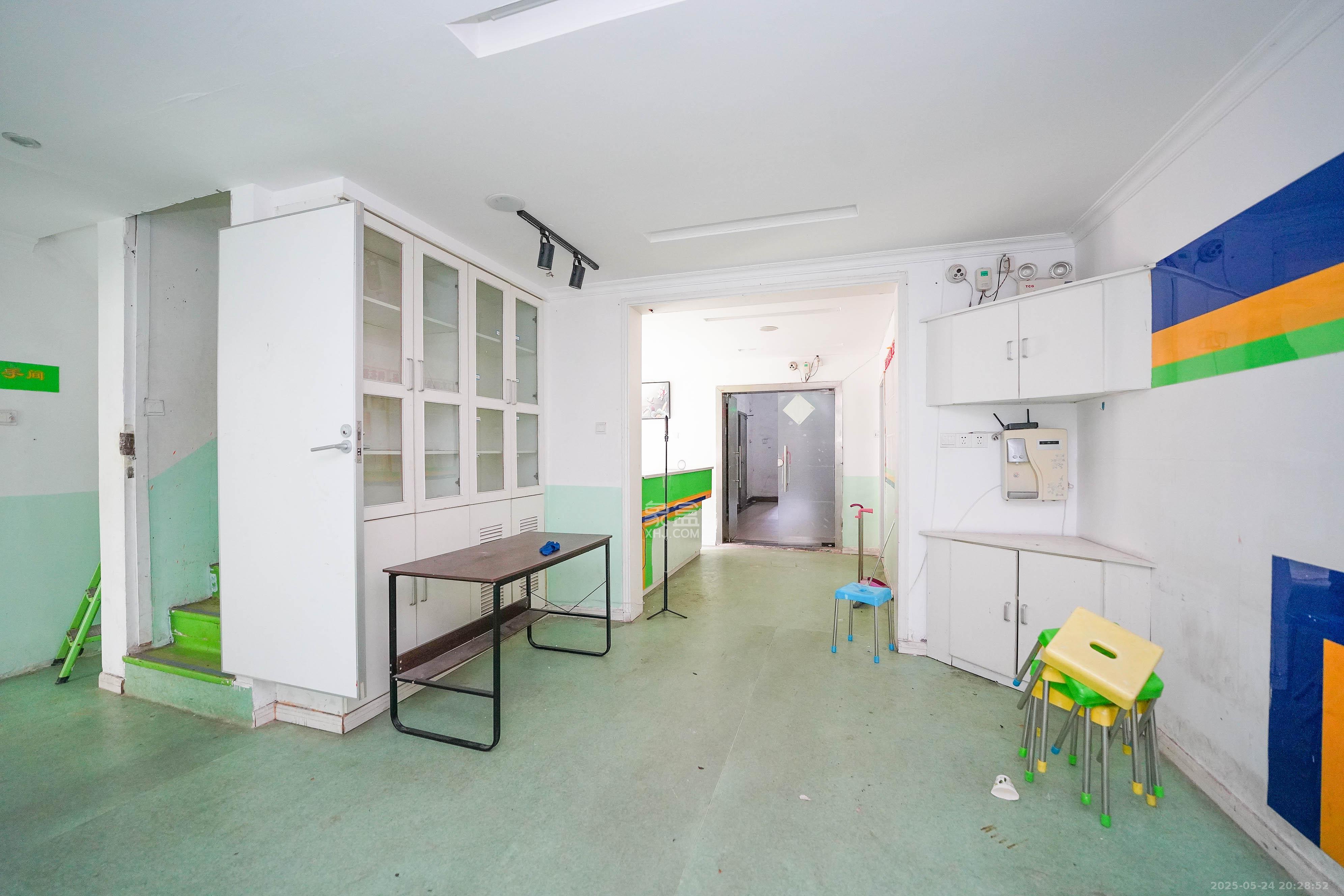 嘉华城(一期) 6室2厅2卫 268.0万 嘉华城(一期) 6室2厅2卫 268.0万客厅