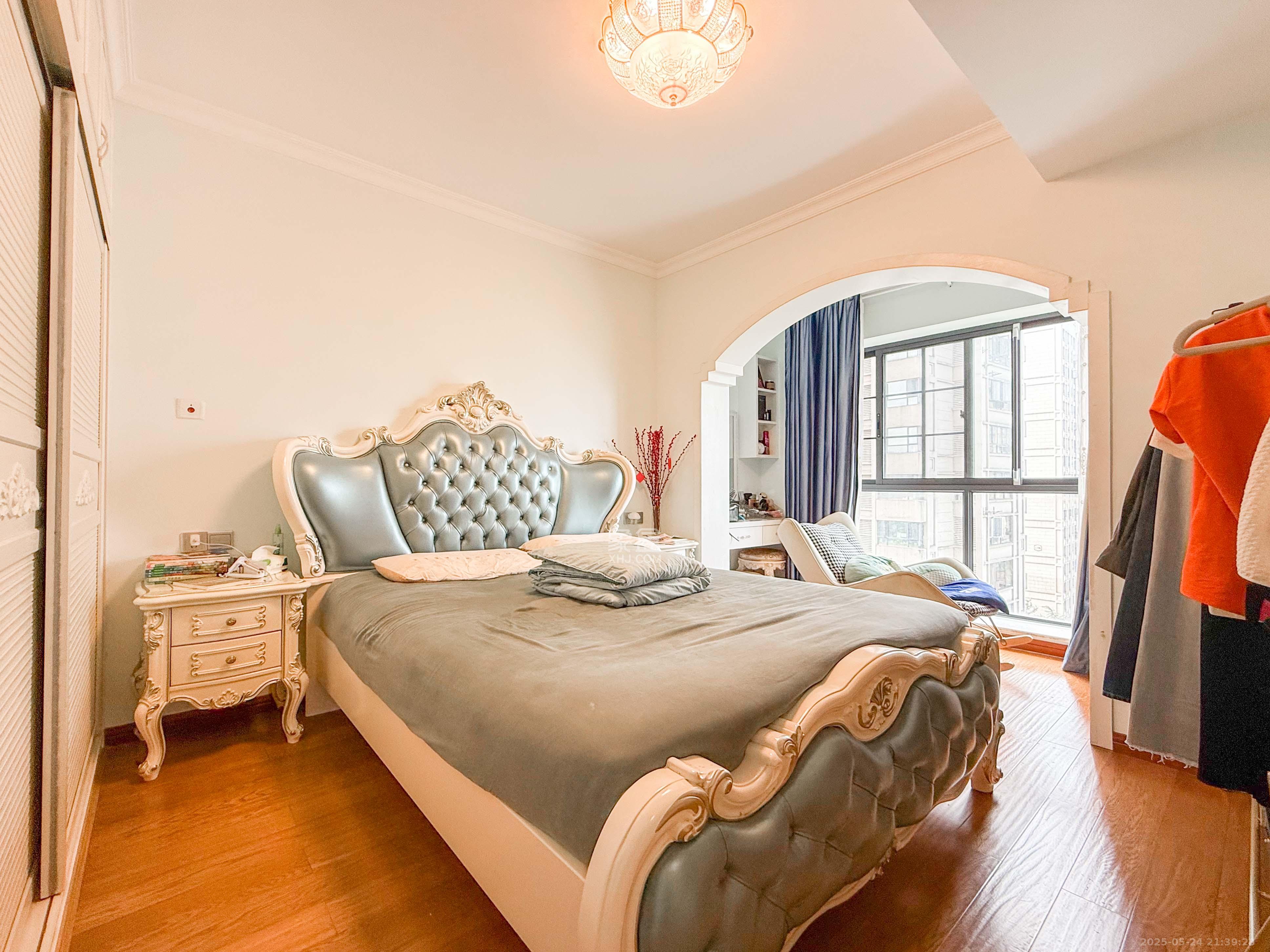 中海梅溪湖壹号  3室2厅1卫    168.0万卧室