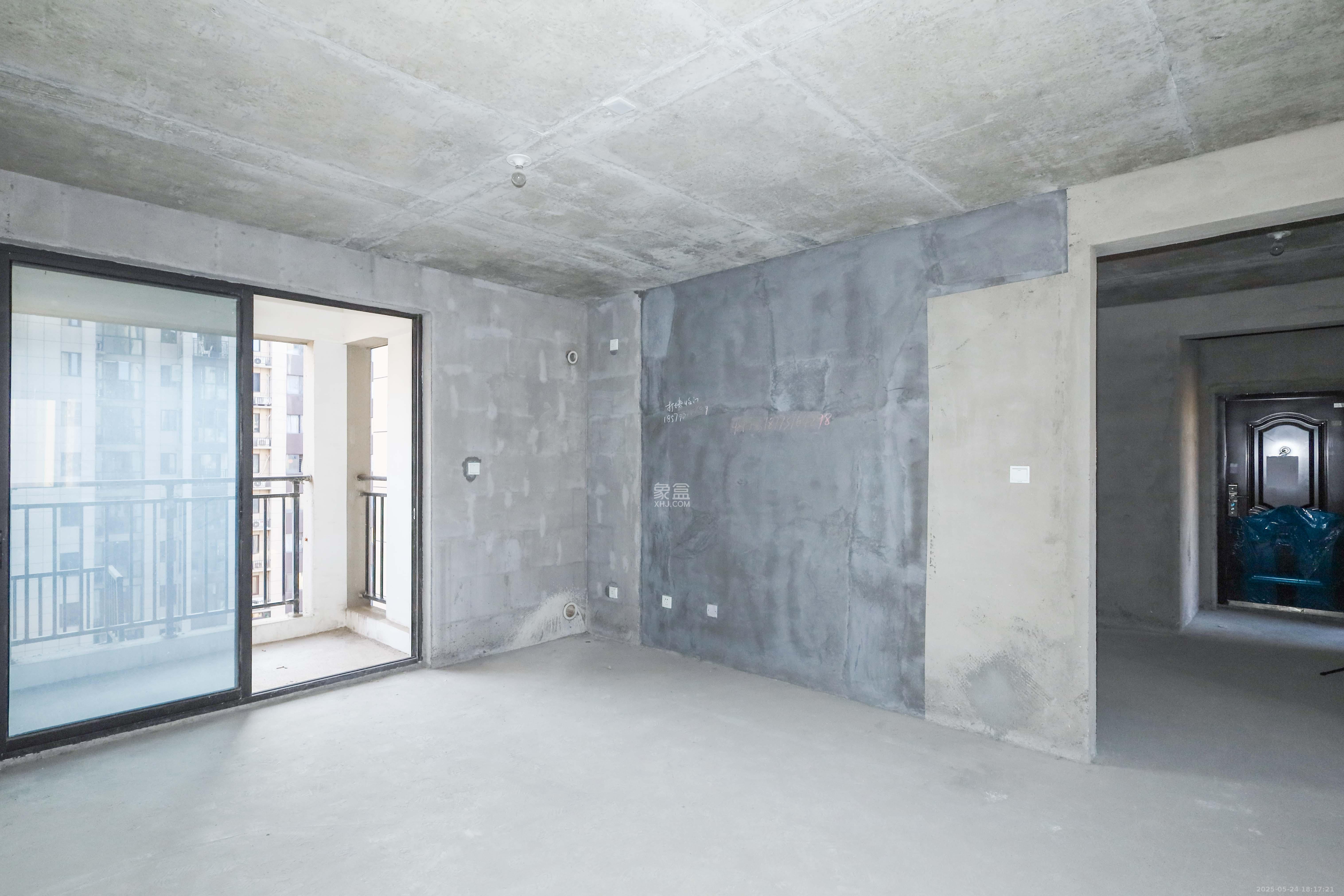 中国铁建梅溪青秀二期  4室2厅2卫   158.00万客厅