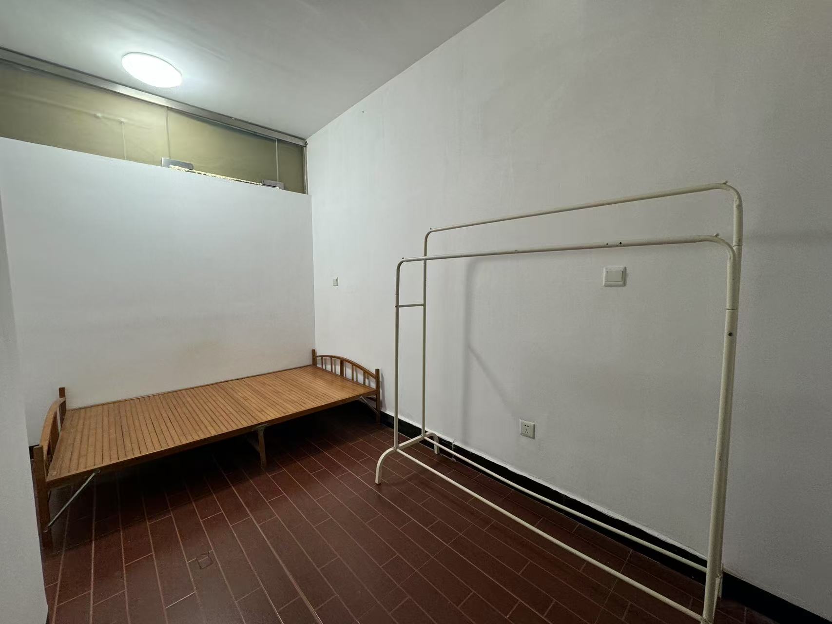 西合路(红湘段)安置房 3室2厅2卫 1000.0元/月 西合路(红湘段)安置房 3室2厅2卫 1000.0元/月室内图