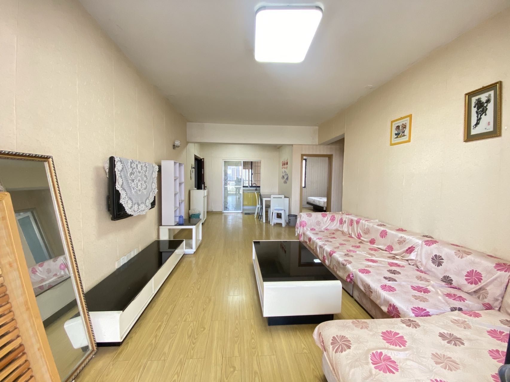 名仕华府  2室2厅1卫   50.00万客厅
