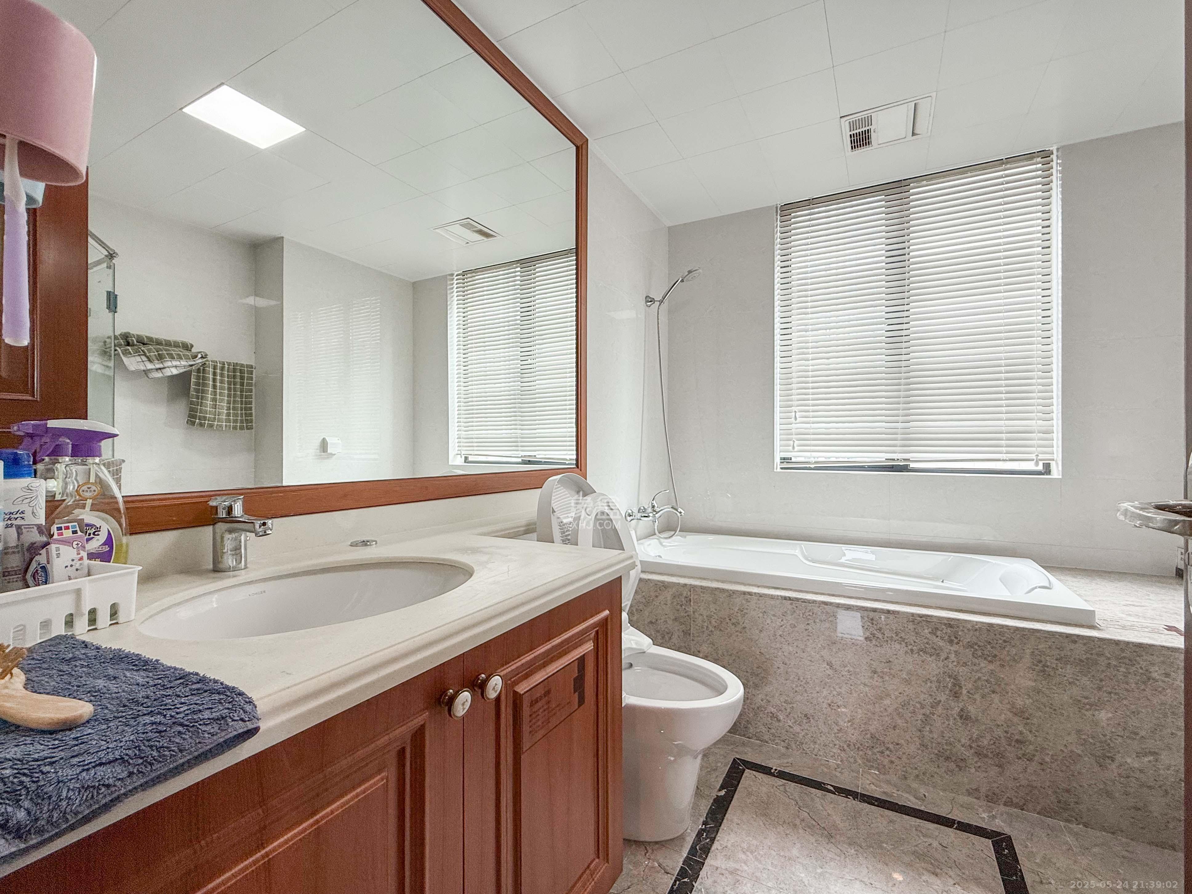 中海梅溪湖壹号 4室2厅3卫 400.0万 中海梅溪湖壹号 4室2厅3卫 400.0万卫生间