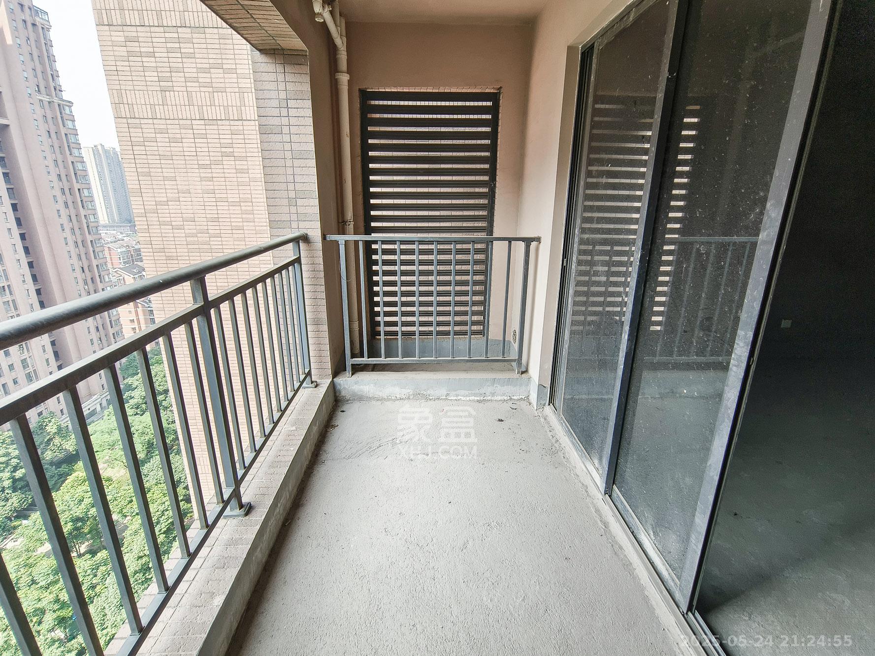 三一街区 5室2厅3卫 108.0万 三一街区 5室2厅3卫 108.0万阳台