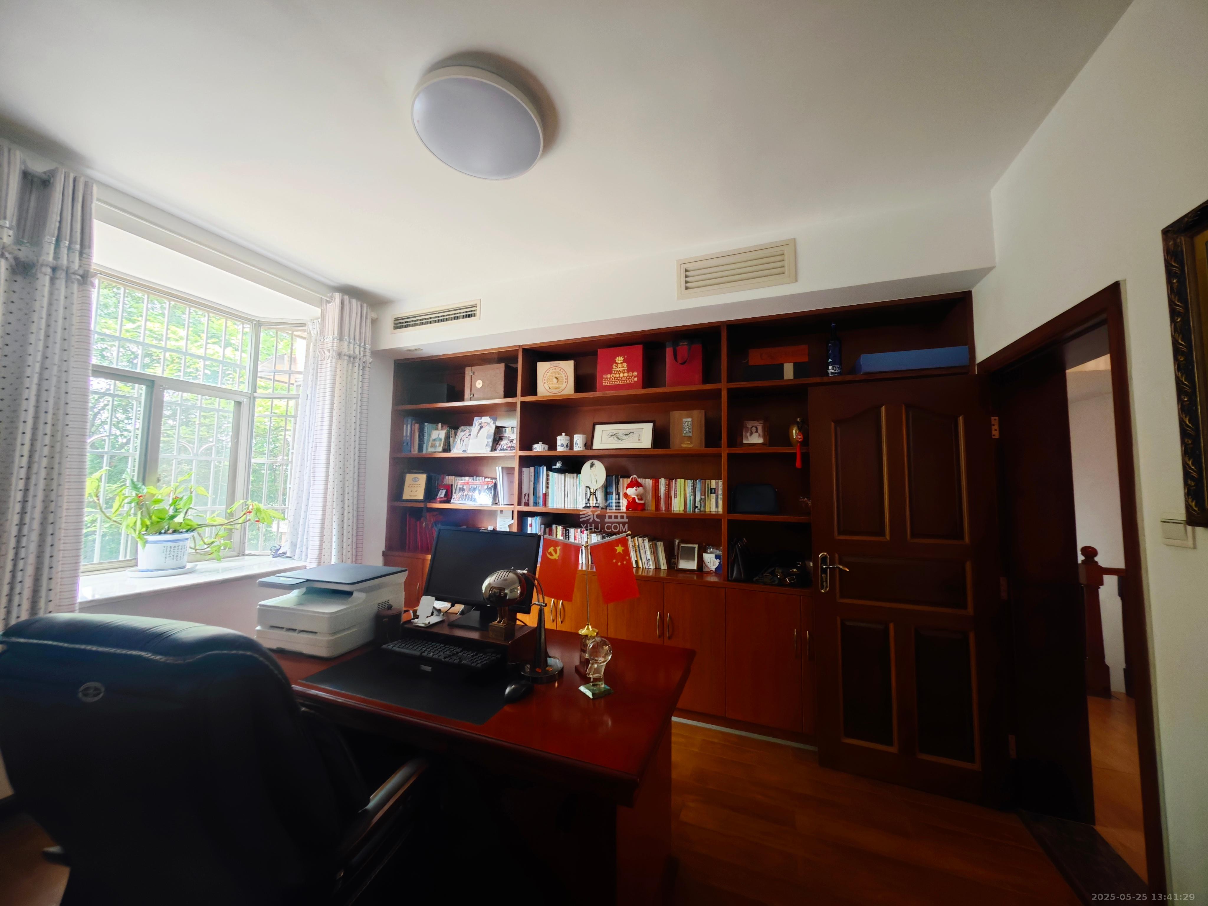 沁园三期春景苑 5室2厅3卫 68.0万 沁园三期春景苑 5室2厅3卫 68.0万客厅