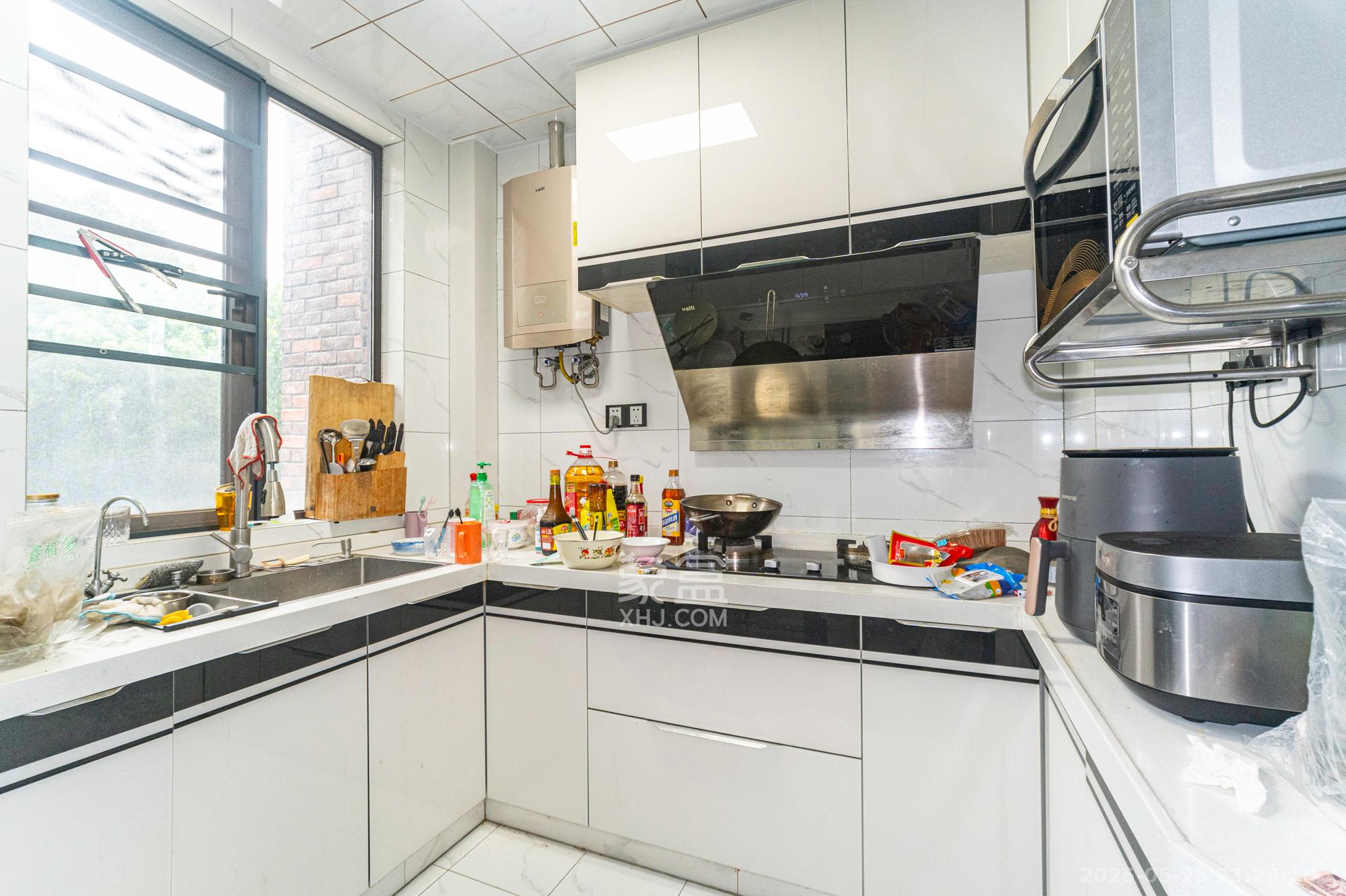 星湖湾二期洋房  3室2厅2卫    118.0万 星湖湾二期洋房  3室2厅2卫    118.0万厨房