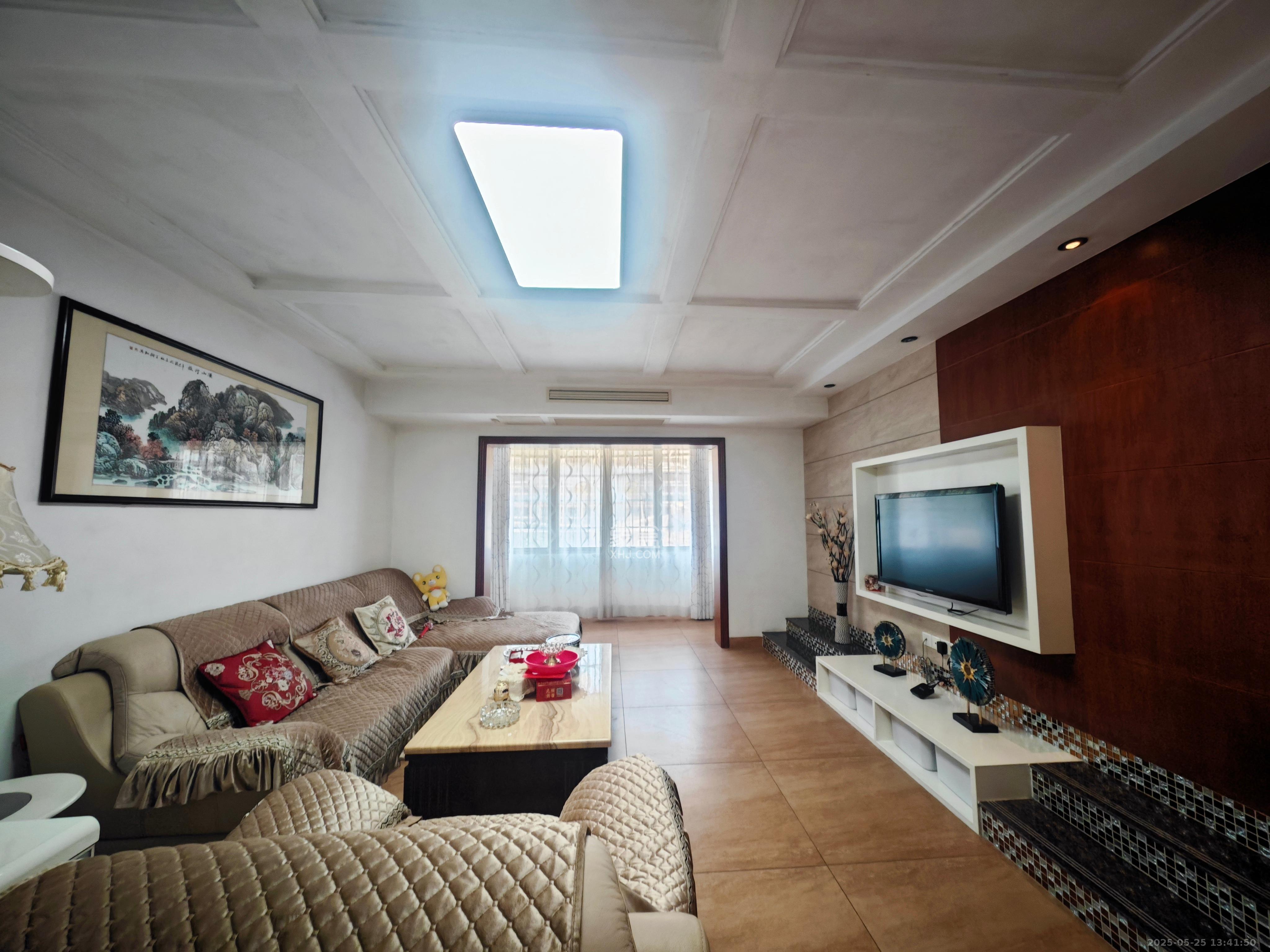 沁园三期春景苑 5室2厅3卫 68.0万 沁园三期春景苑 5室2厅3卫 68.0万客厅