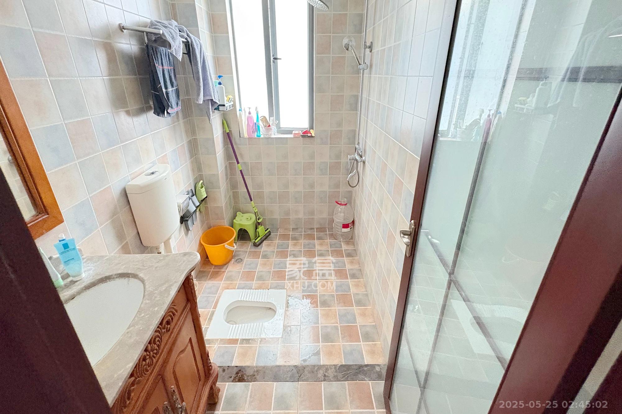 湘域中央 3室2厅2卫 225.0万 湘域中央 3室2厅2卫 225.0万卫生间