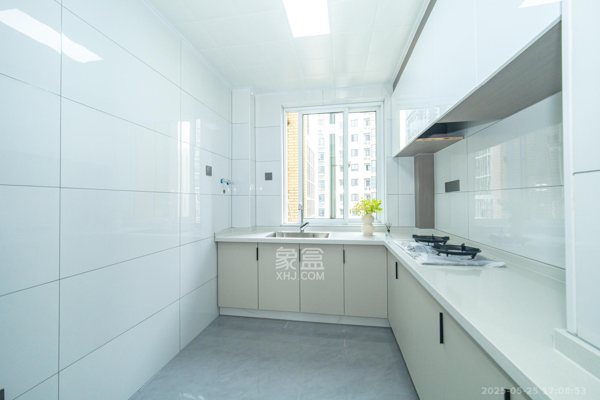 楚天世纪城东苑  4室2厅2卫    86.8万厨房