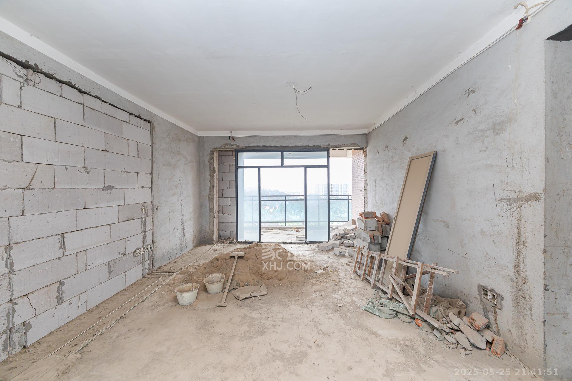 珠江东方明珠(新地东方明珠)一二期 4室2厅2卫 116.5万 珠江东方明珠(新地东方明珠)一二期 4室2厅2卫 116.5万客厅