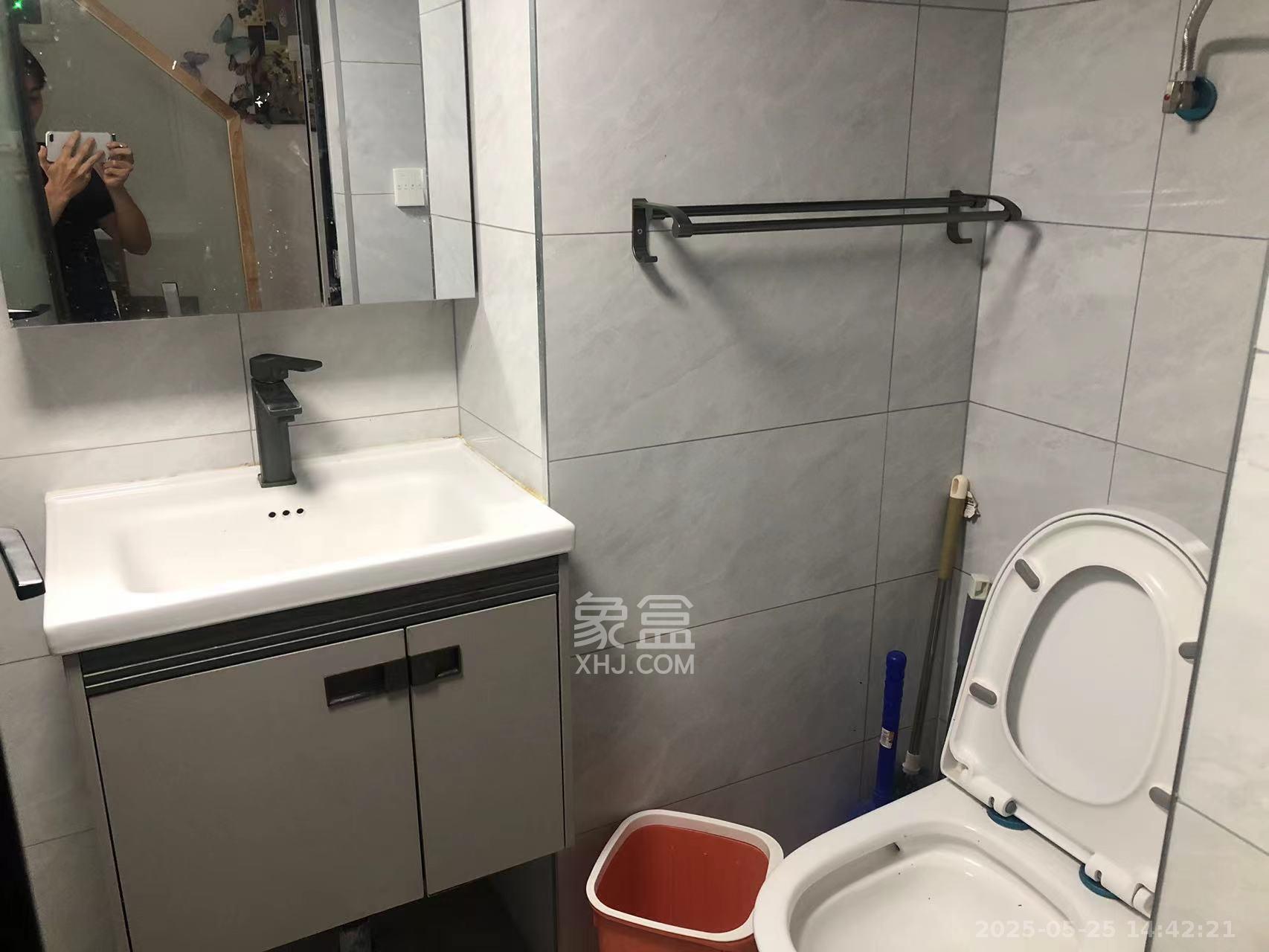 卓越江岸  2室1厅1卫   2300.00元/月