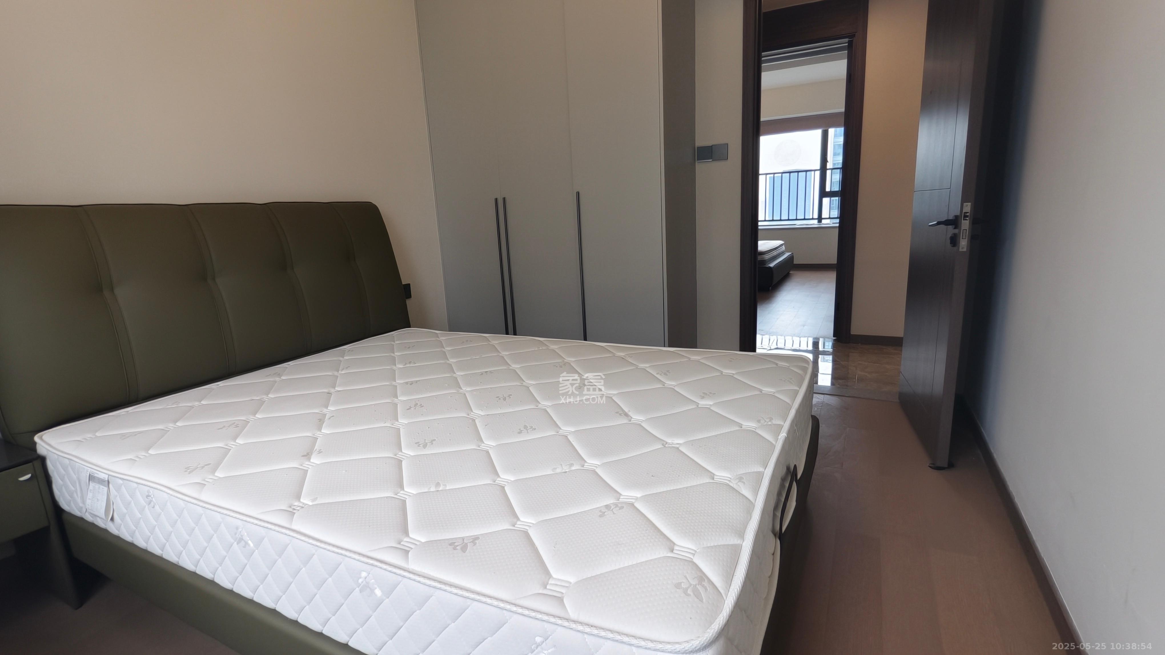 绿地V岛  4室2厅2卫    4500.0元/月室内图