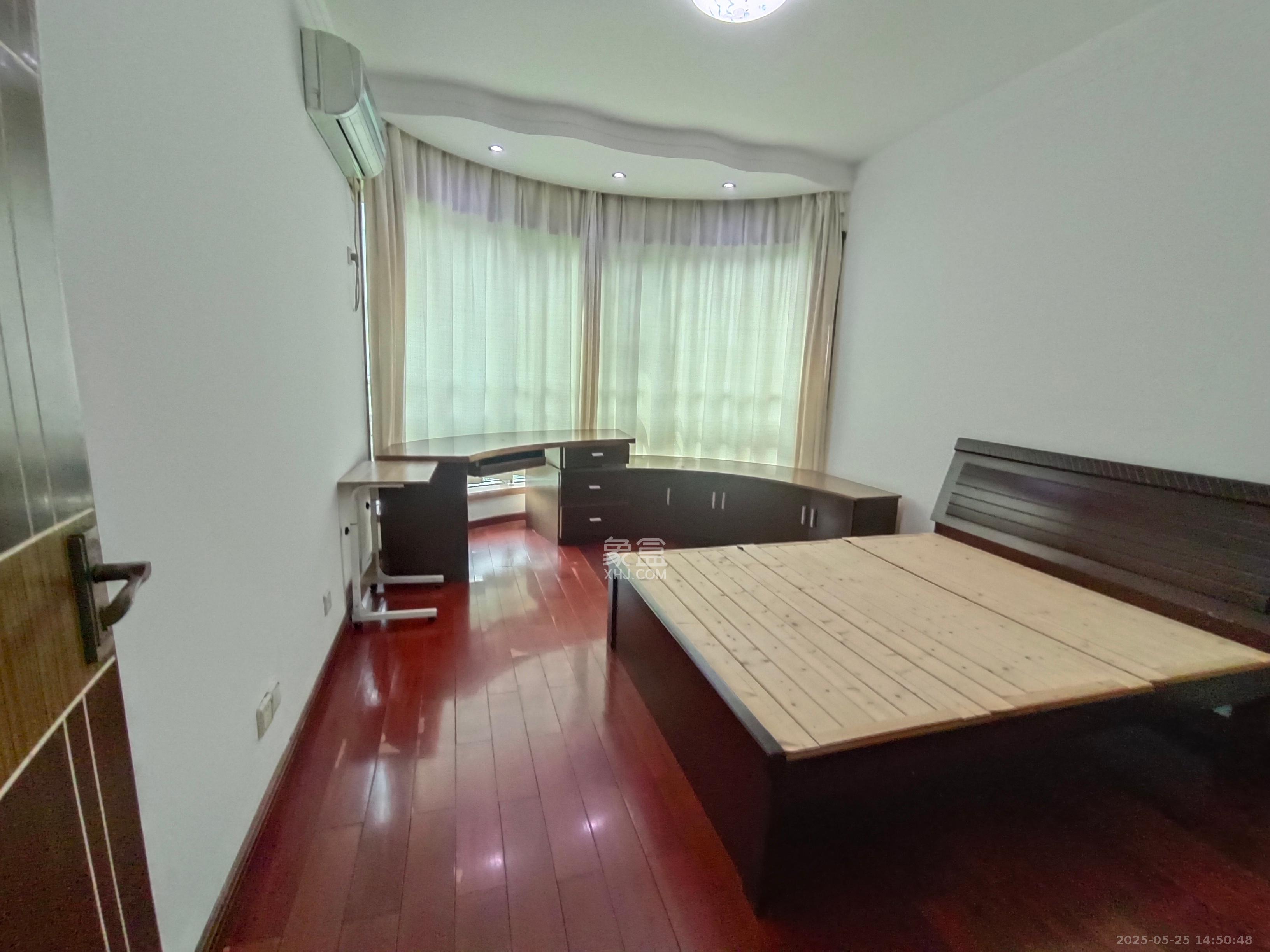 龙柏小区  3室2厅2卫    3500.0元/月室内图