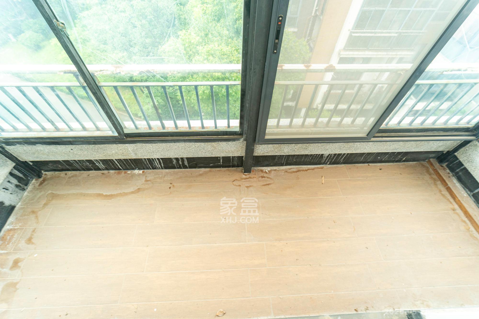 美林水郡  5室2厅1卫   208.00万阳台