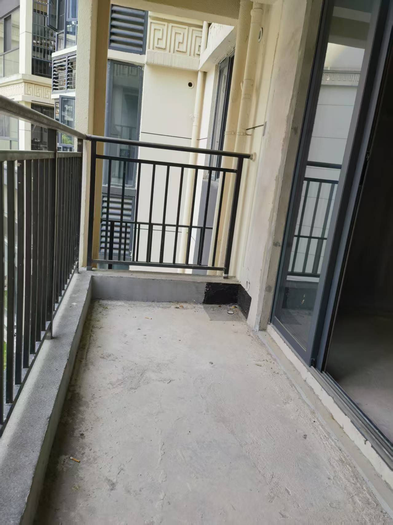 中建凤栖台  4室2厅2卫   57.80万阳台