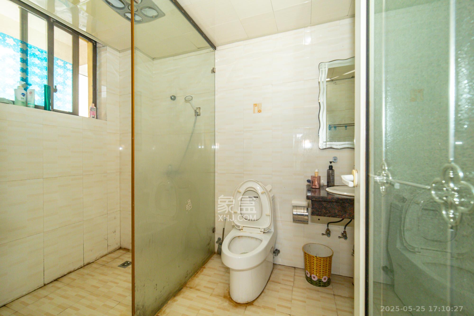 阳光丽景 3室2厅2卫 64.8万 阳光丽景 3室2厅2卫 64.8万卫生间