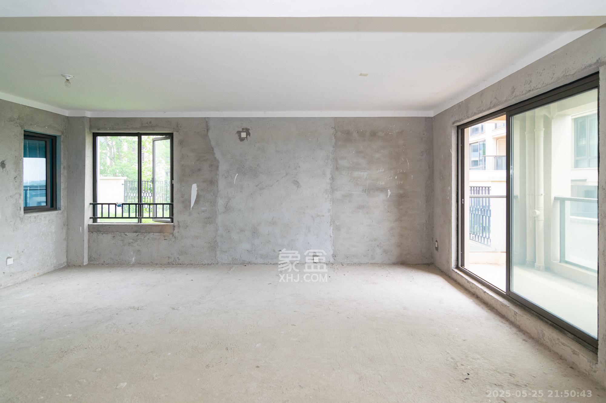 绿城高尔夫小镇  5室2厅3卫    285.0万 绿城高尔夫小镇  5室2厅3卫    285.0万客厅