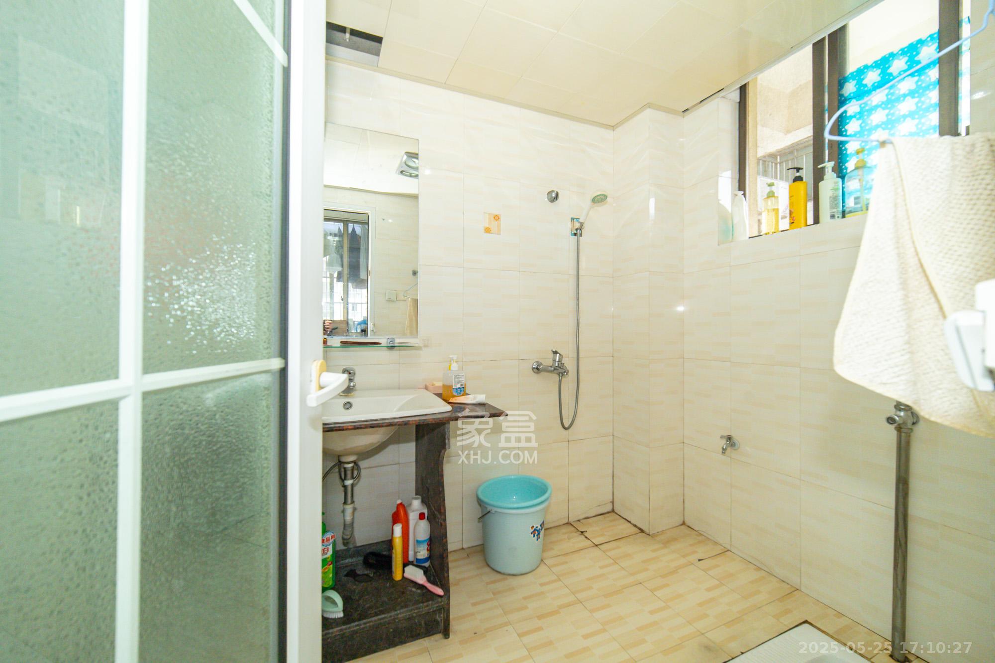 阳光丽景 3室2厅2卫 64.8万 阳光丽景 3室2厅2卫 64.8万卫生间