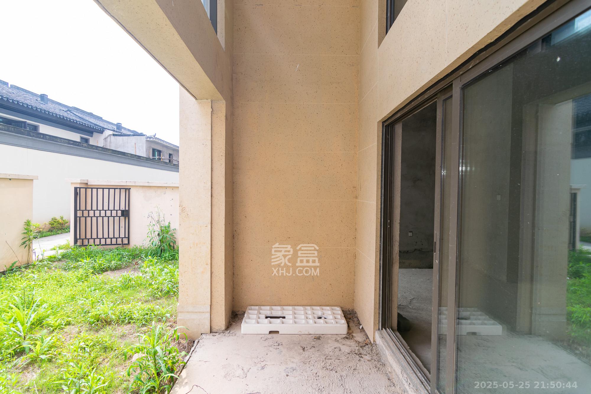 绿城高尔夫小镇  5室2厅3卫    285.0万 绿城高尔夫小镇  5室2厅3卫    285.0万阳台