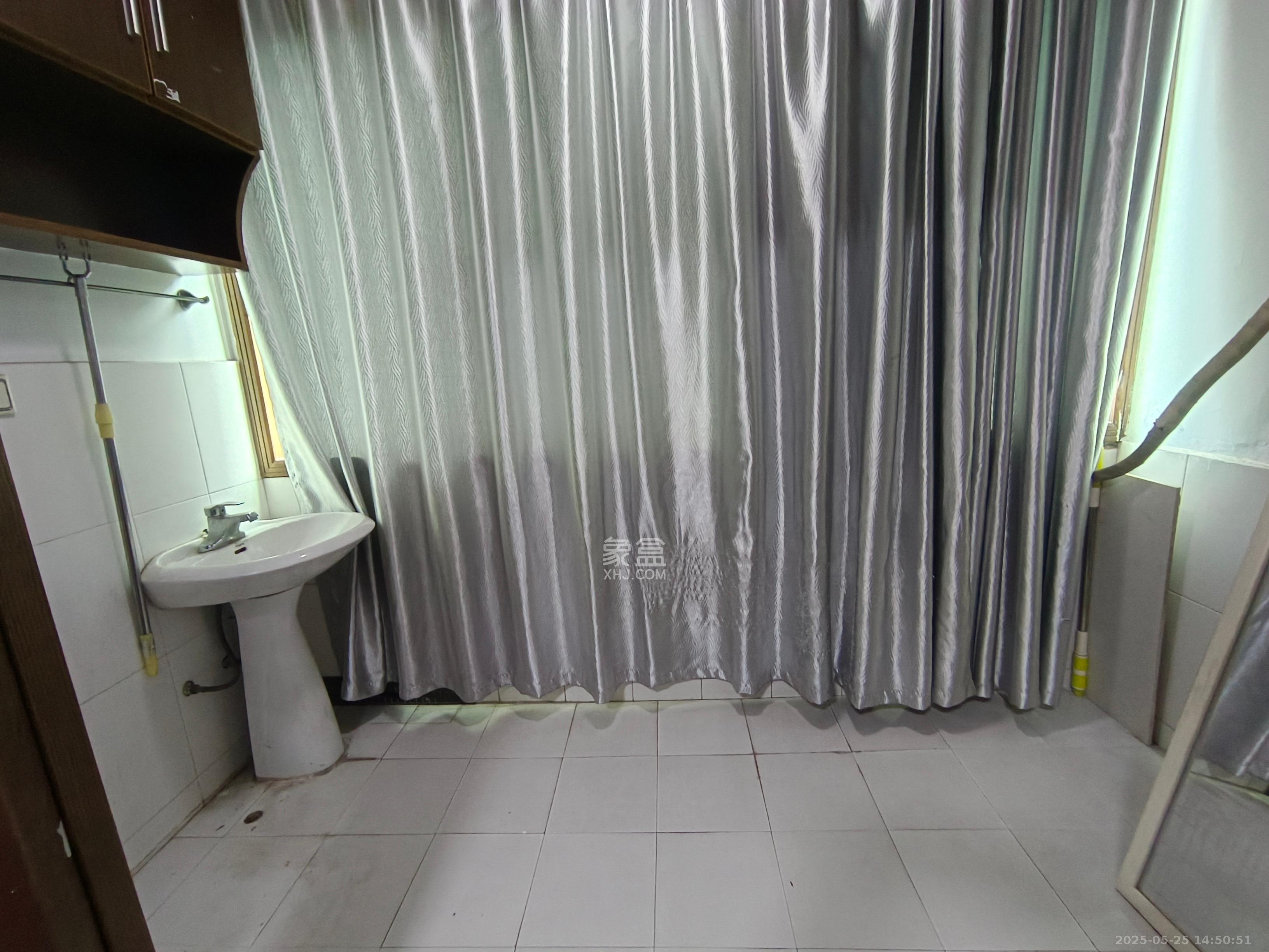 龙柏小区  3室2厅2卫    3500.0元/月室内图