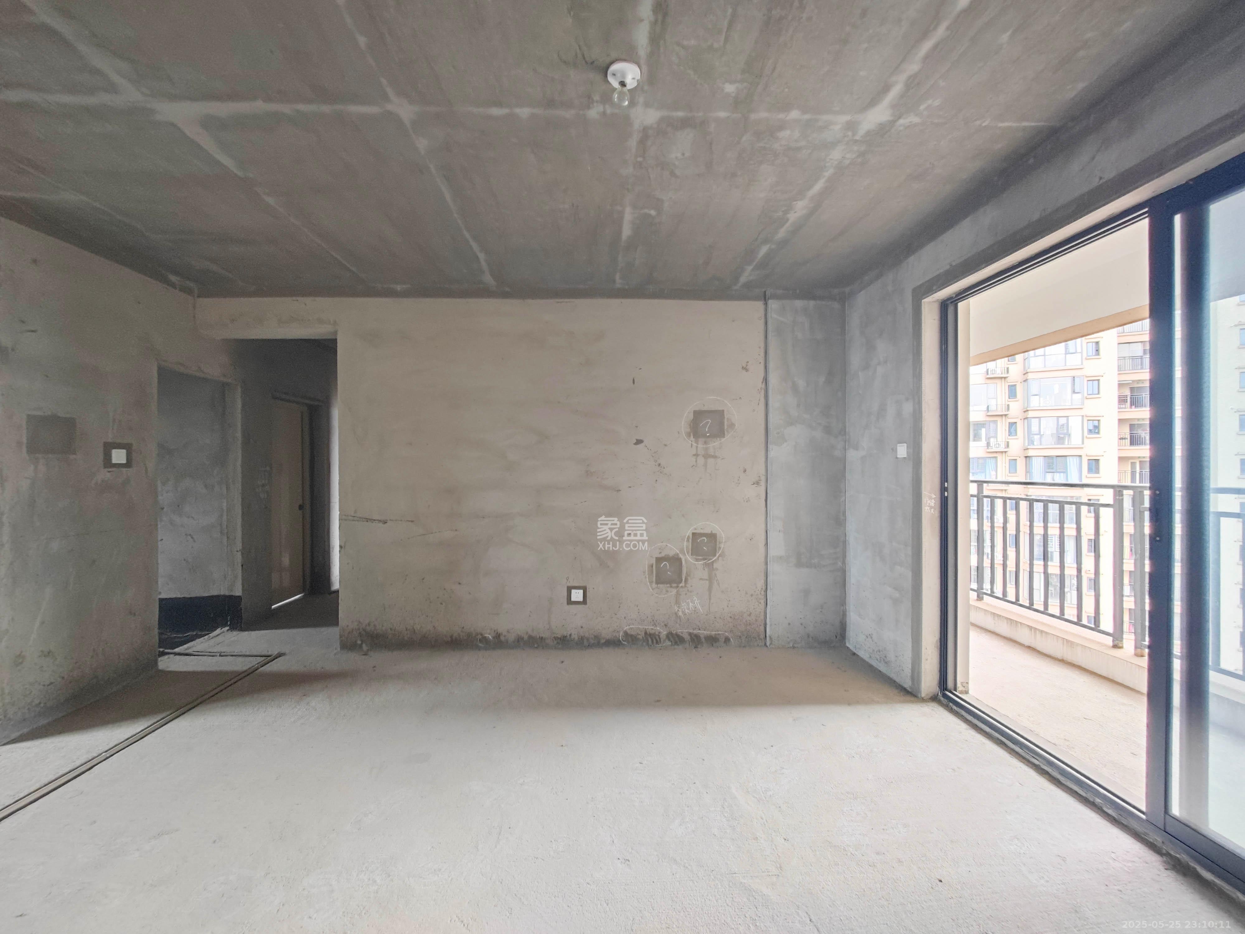 中建嘉和城  4室2厅2卫   115.00万客厅