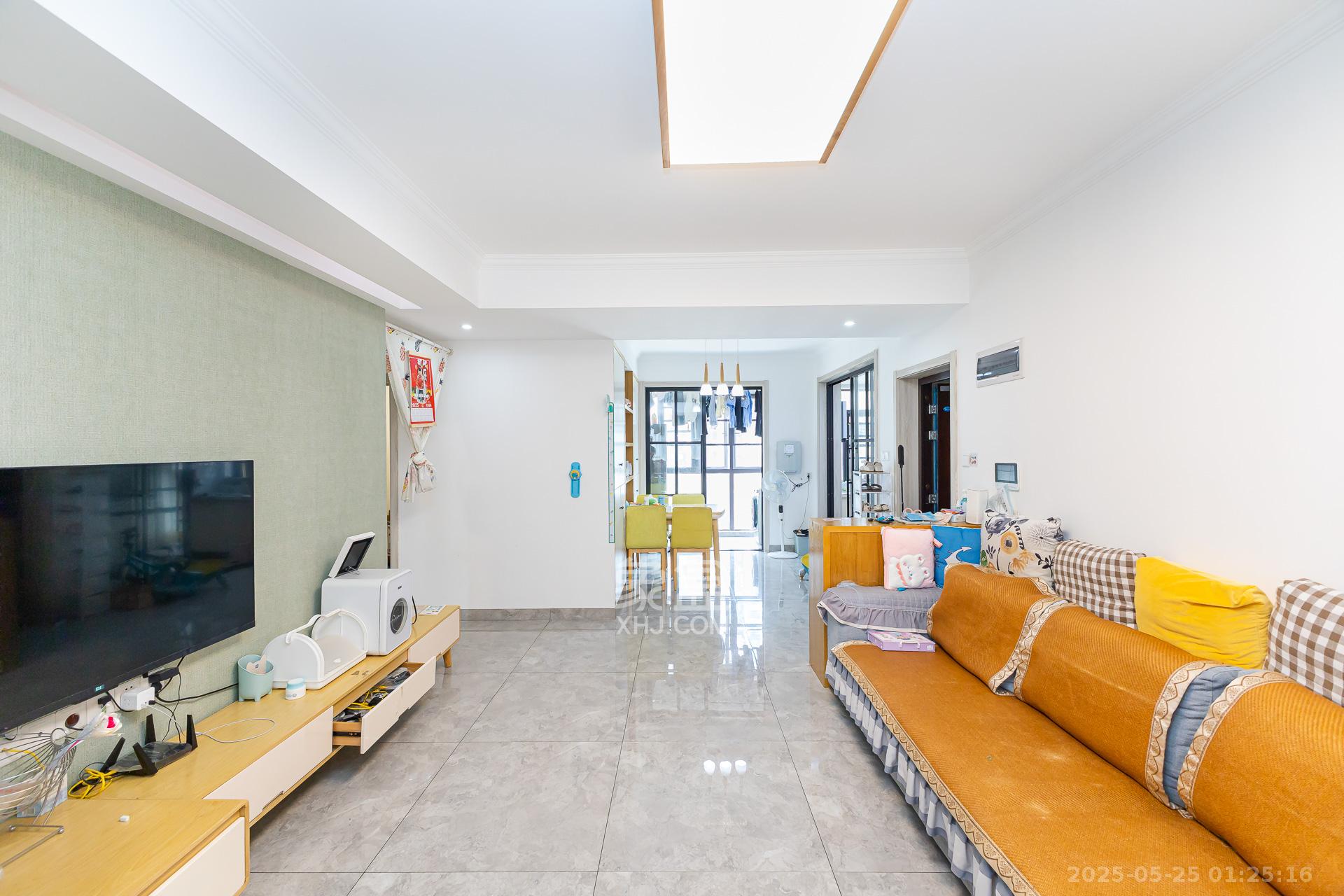 嘉宇银杉(嘉宇西苑) 4室2厅2卫 109.0万 嘉宇银杉(嘉宇西苑) 4室2厅2卫 109.0万客厅