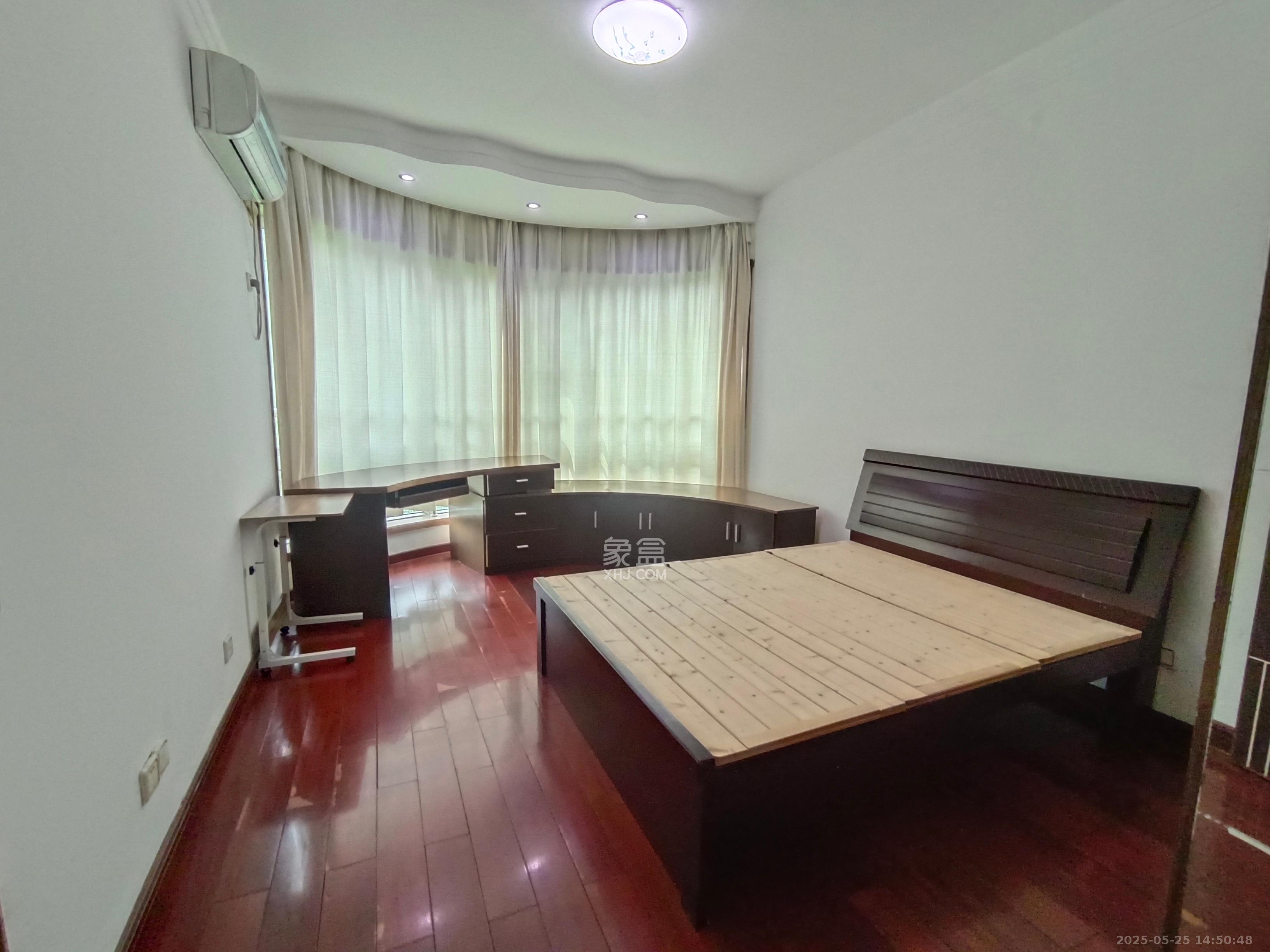 龙柏小区  3室2厅2卫    3500.0元/月室内图