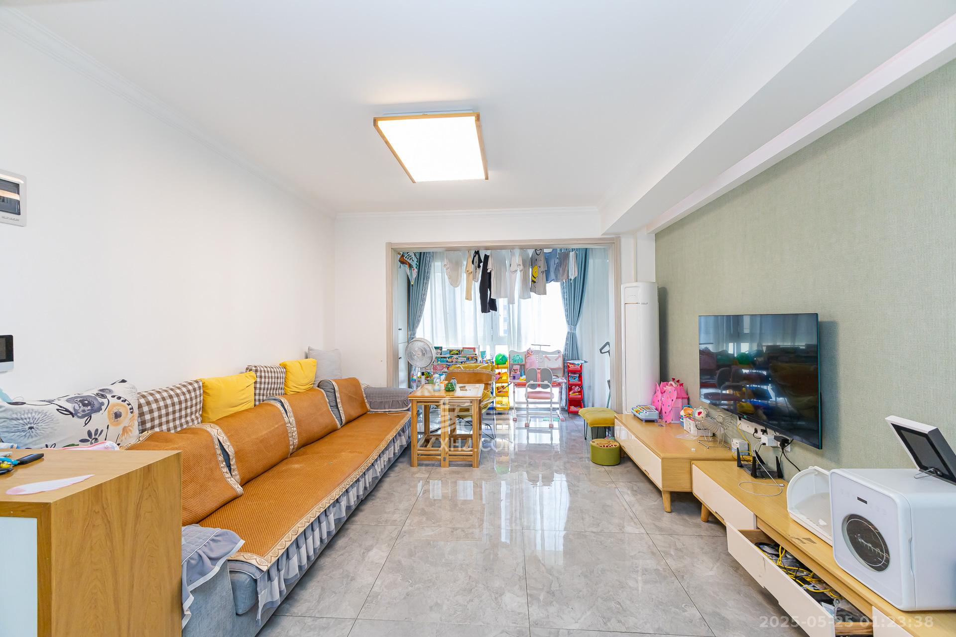 嘉宇银杉(嘉宇西苑) 4室2厅2卫 109.0万 嘉宇银杉(嘉宇西苑) 4室2厅2卫 109.0万客厅