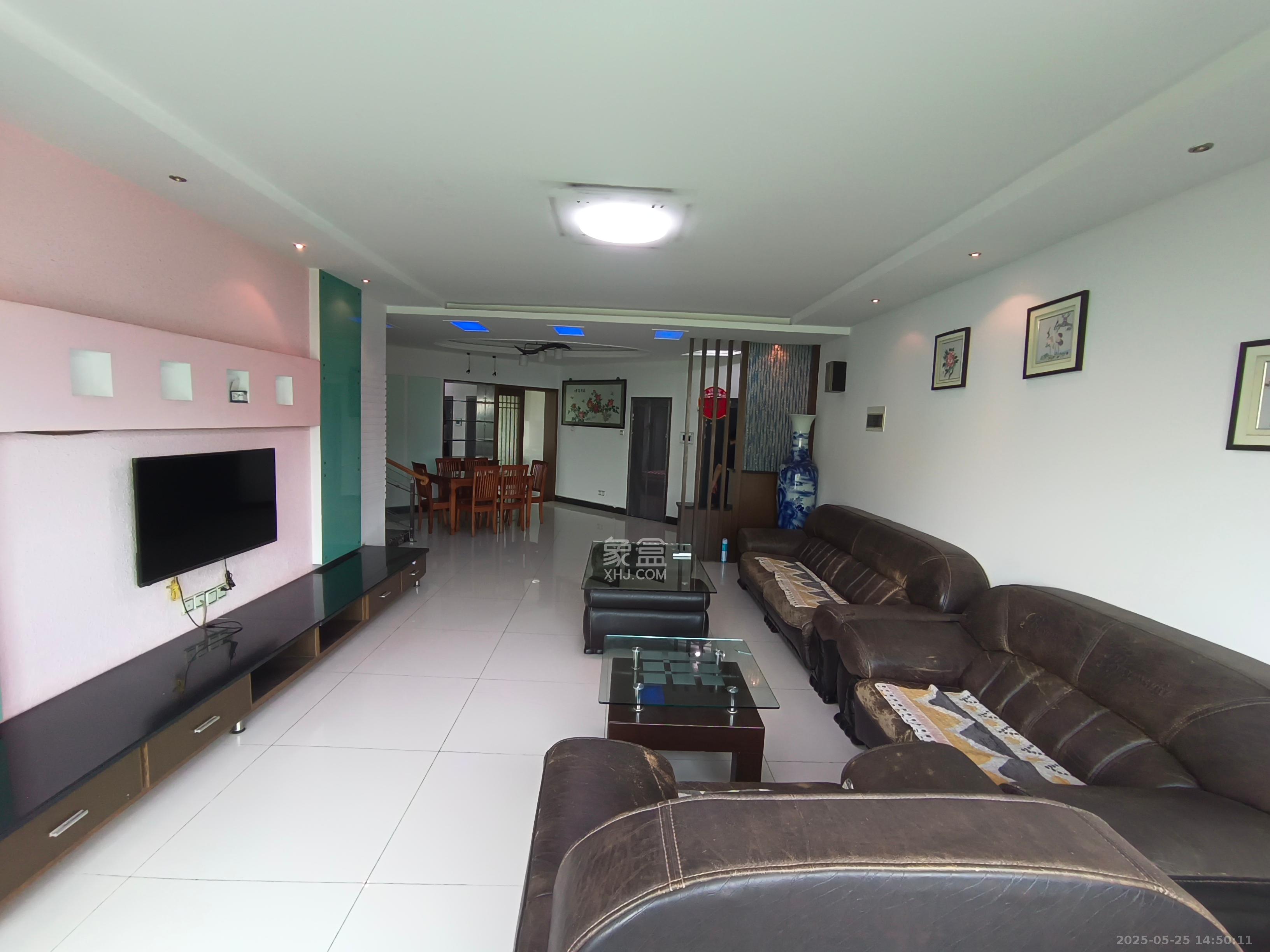 龙柏小区  3室2厅2卫    3500.0元/月室内图