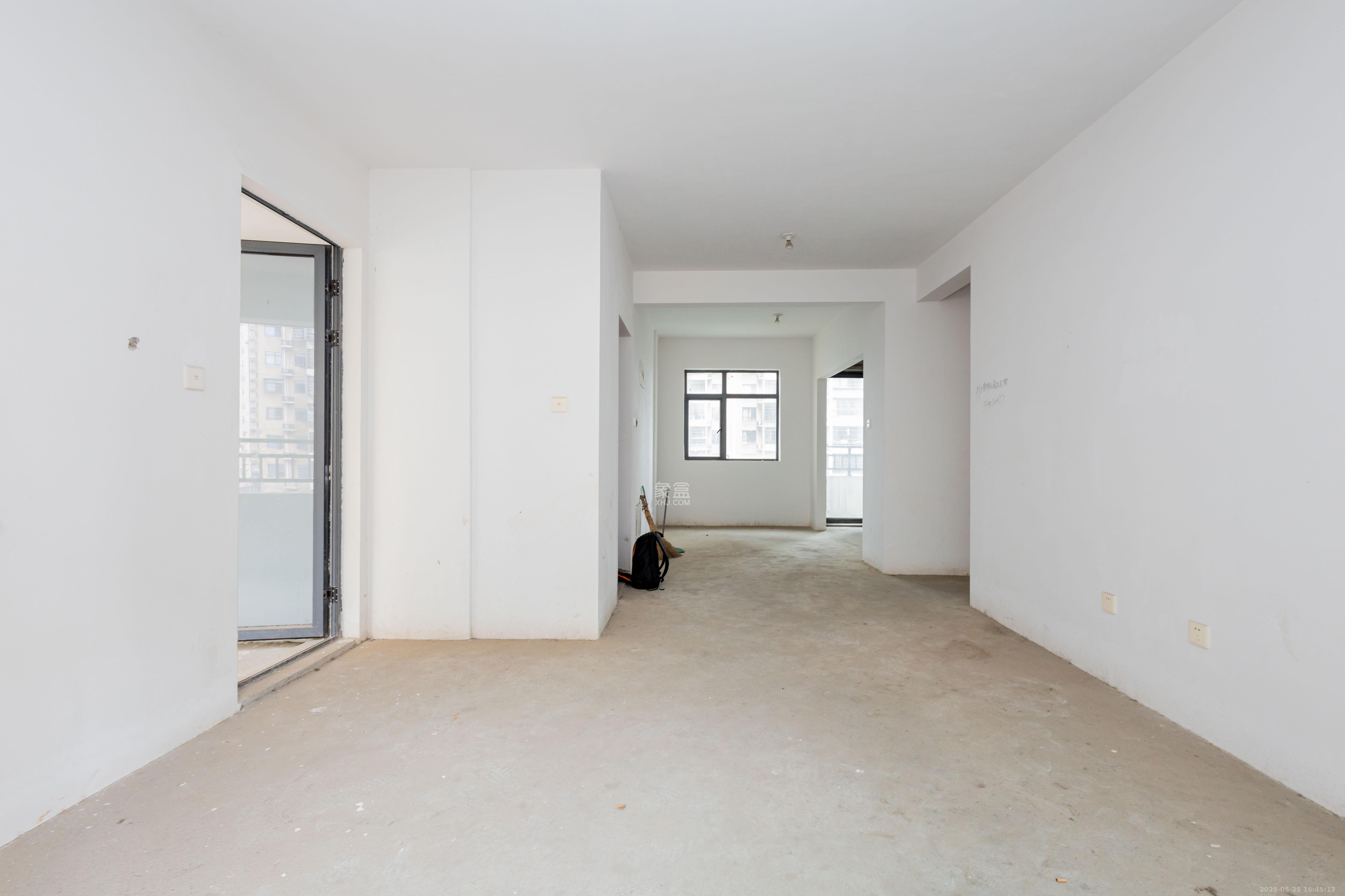 中国铁建国际城二期  4室2厅2卫    69.8万 中国铁建国际城二期  4室2厅2卫    69.8万客厅