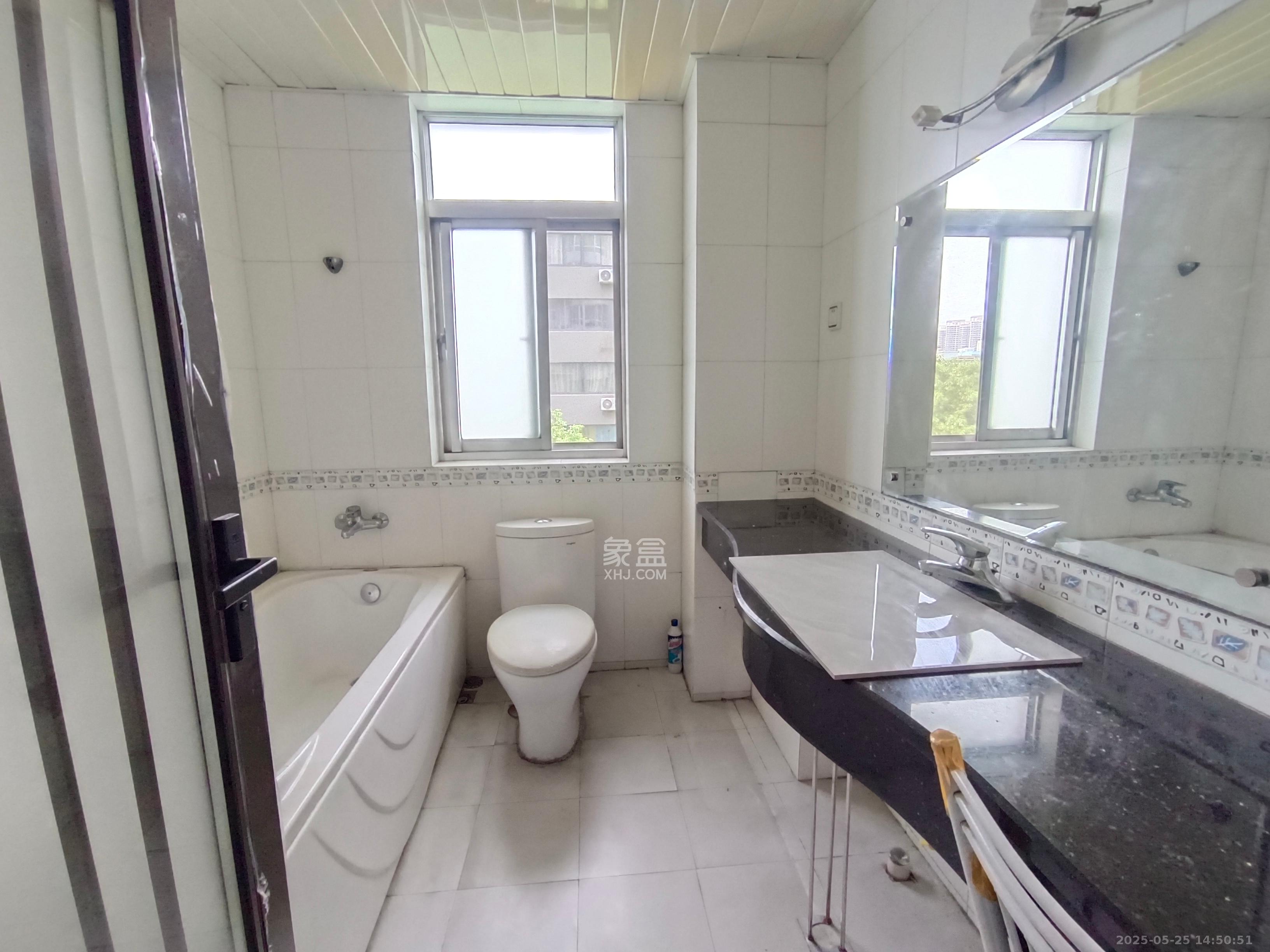 龙柏小区 3室2厅2卫 3500.0元/月 龙柏小区 3室2厅2卫 3500.0元/月室内图