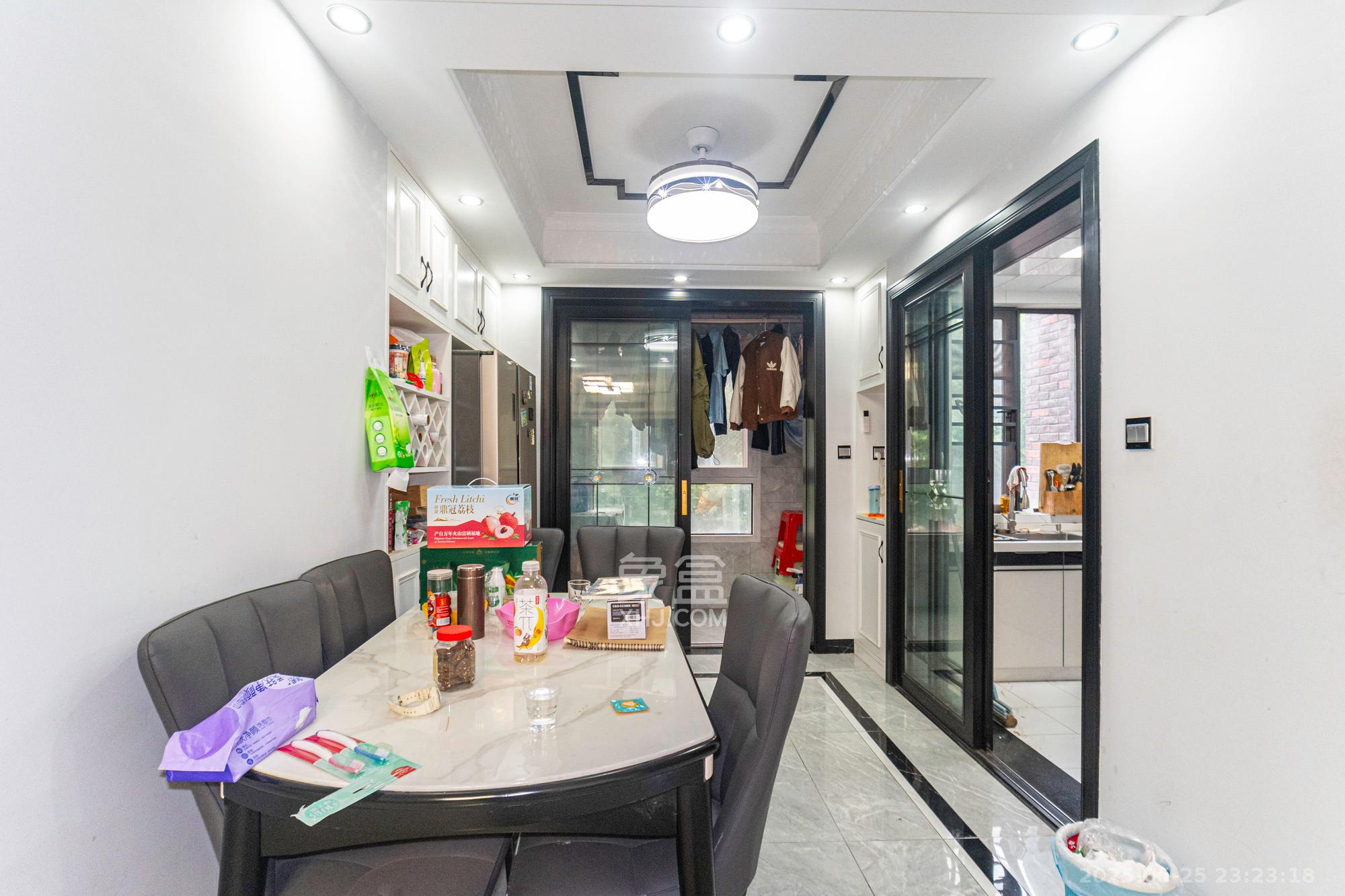 星湖湾二期洋房  3室2厅2卫    118.0万 星湖湾二期洋房  3室2厅2卫    118.0万客厅