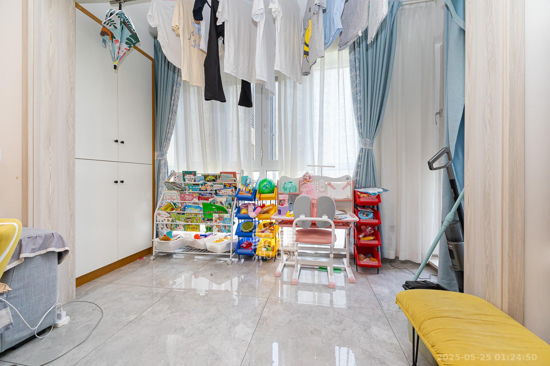 嘉宇银杉(嘉宇西苑) 4室2厅2卫 109.0万 嘉宇银杉(嘉宇西苑) 4室2厅2卫 109.0万阳台