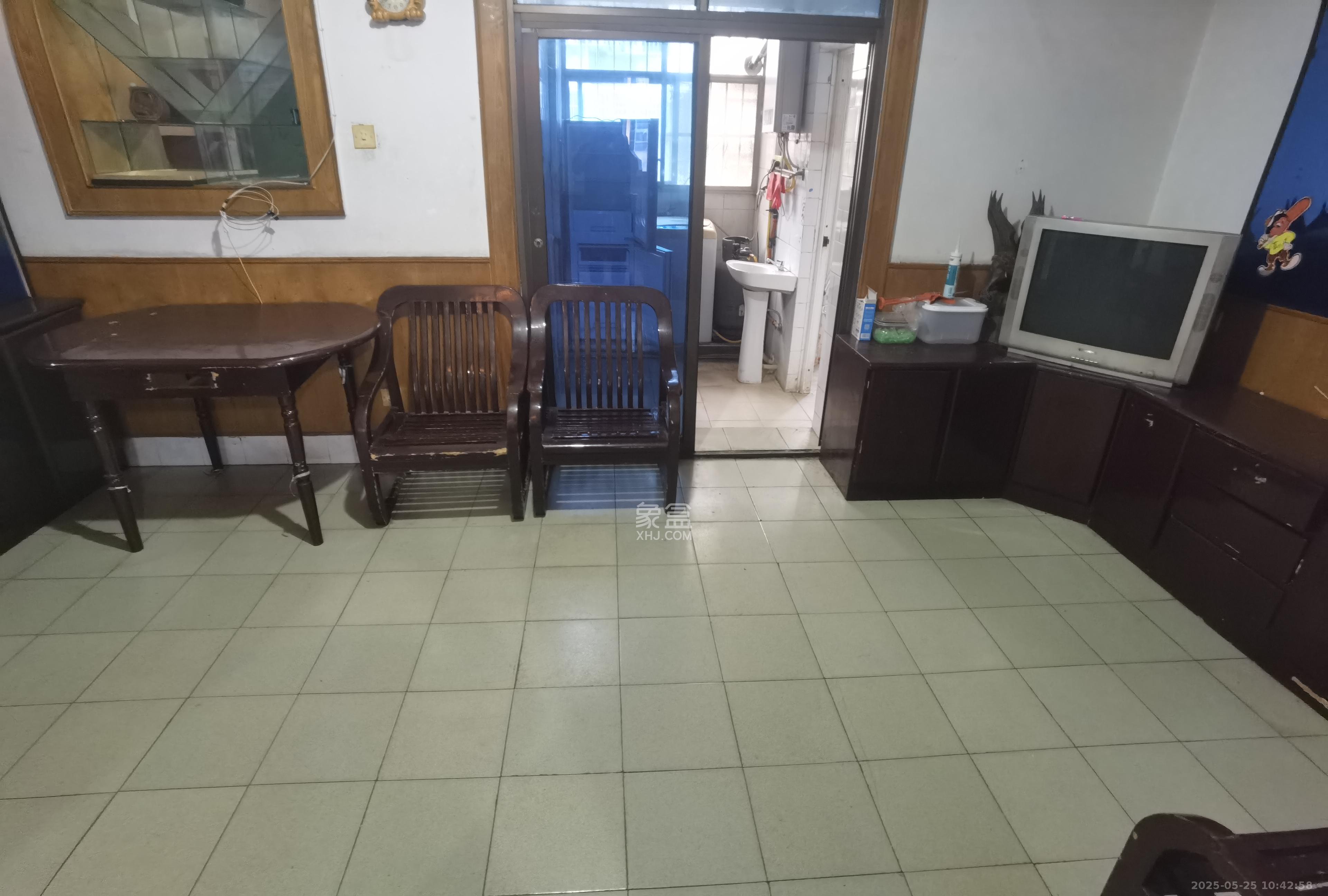 梨子山社区长电宿舍  2室1厅1卫    1300.0元/月 梨子山社区长电宿舍  2室1厅1卫    1300.0元/月室内图1