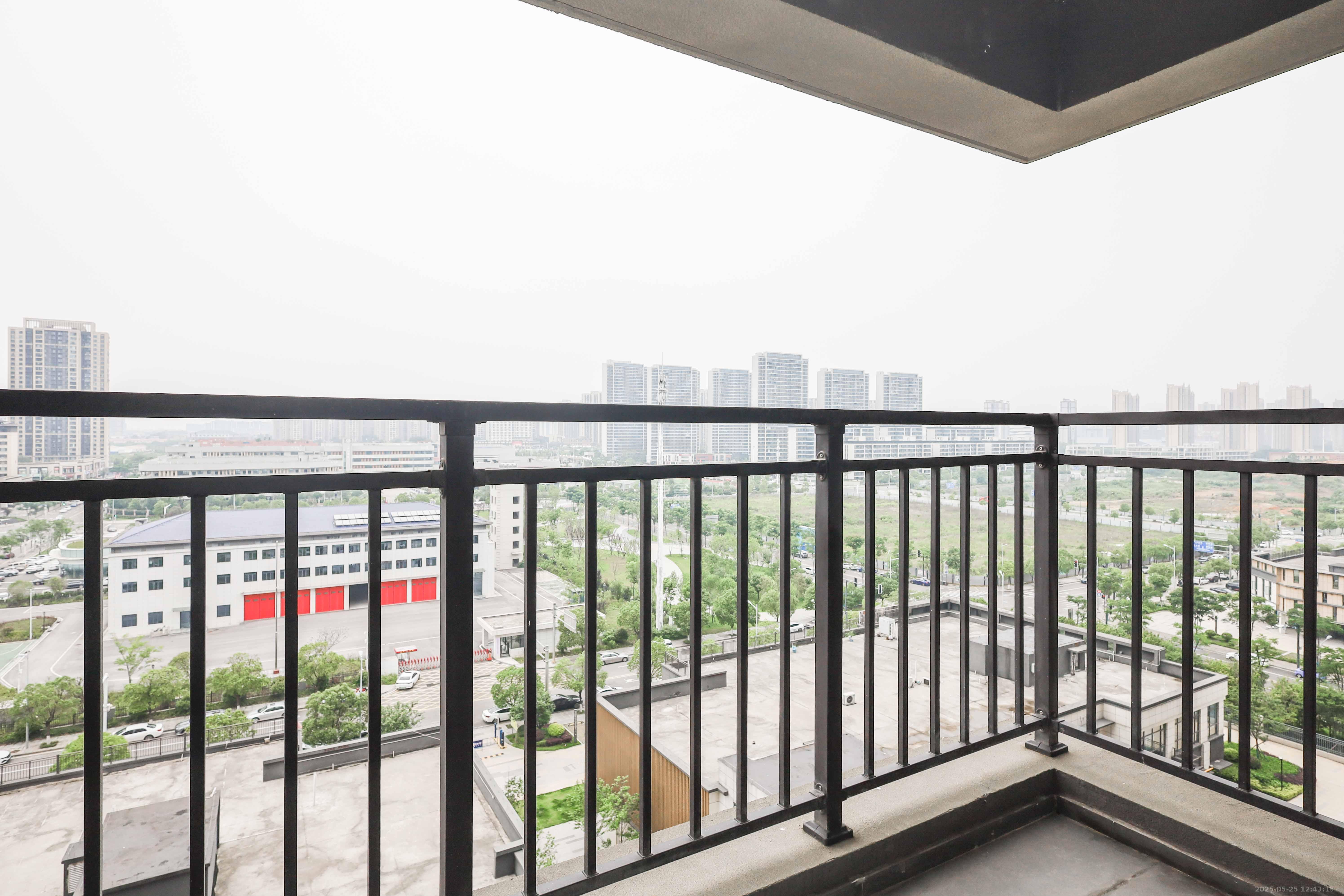招商华发依云曦城  4室2厅2卫   150.00万阳台