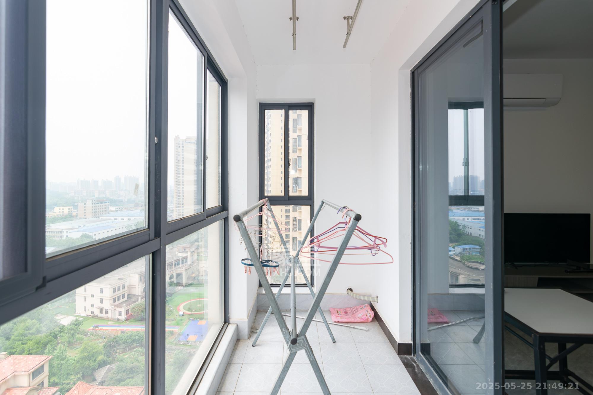 中粮鸿云 3室2厅1卫 57.8万 中粮鸿云 3室2厅1卫 57.8万阳台