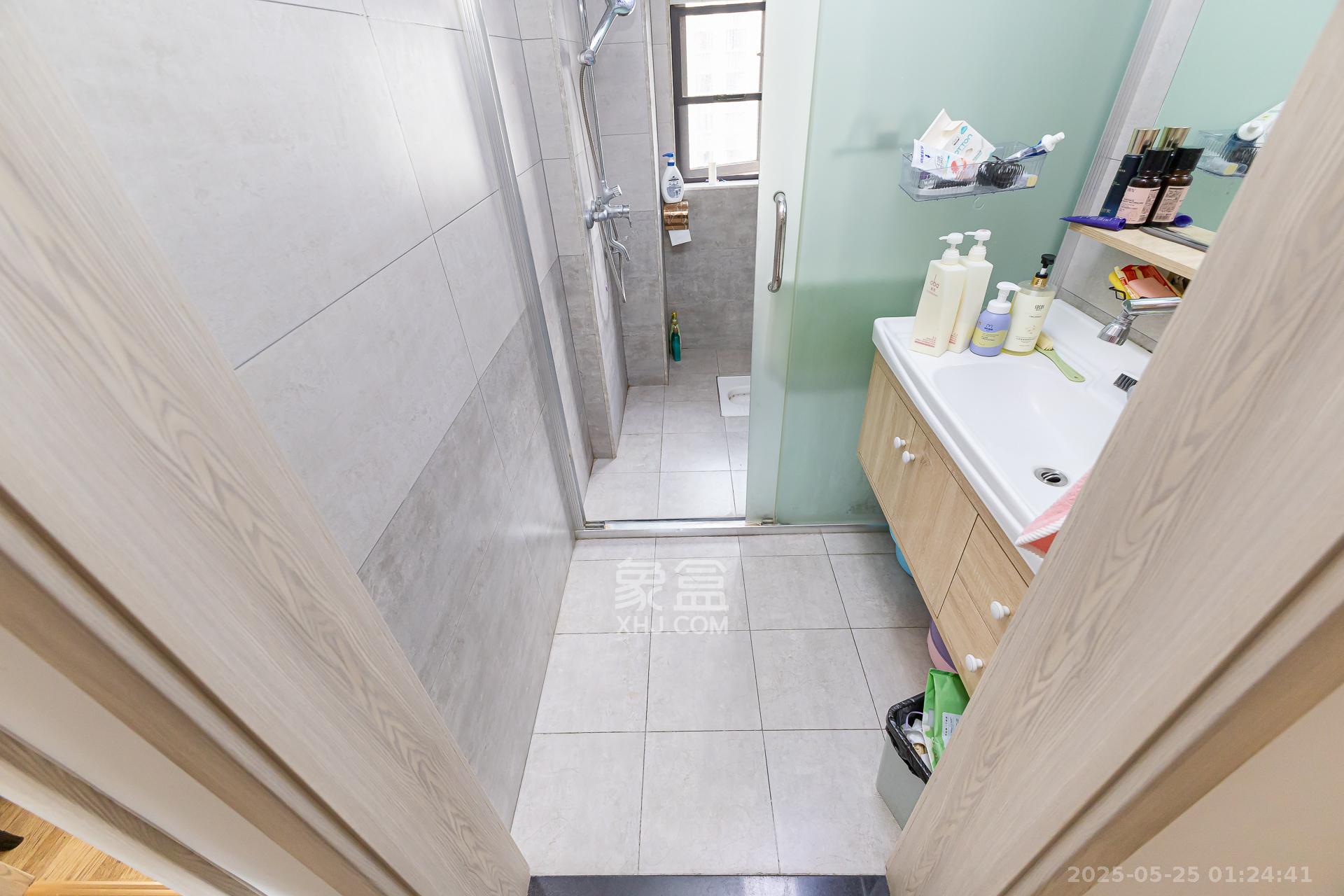 嘉宇银杉(嘉宇西苑) 4室2厅2卫 109.0万 嘉宇银杉(嘉宇西苑) 4室2厅2卫 109.0万卫生间