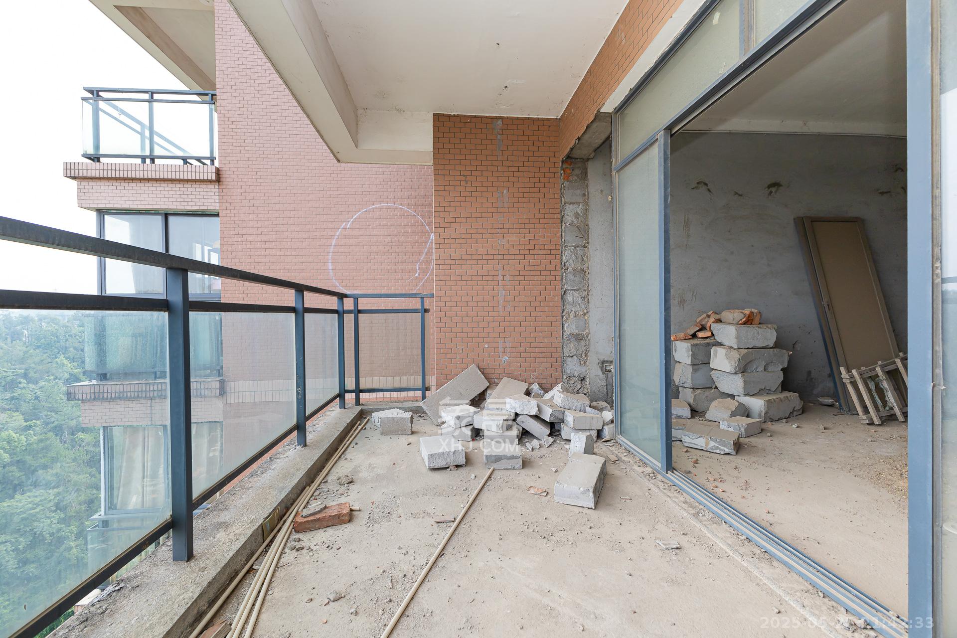 珠江东方明珠(新地东方明珠)一二期 4室2厅2卫 116.5万 珠江东方明珠(新地东方明珠)一二期 4室2厅2卫 116.5万阳台