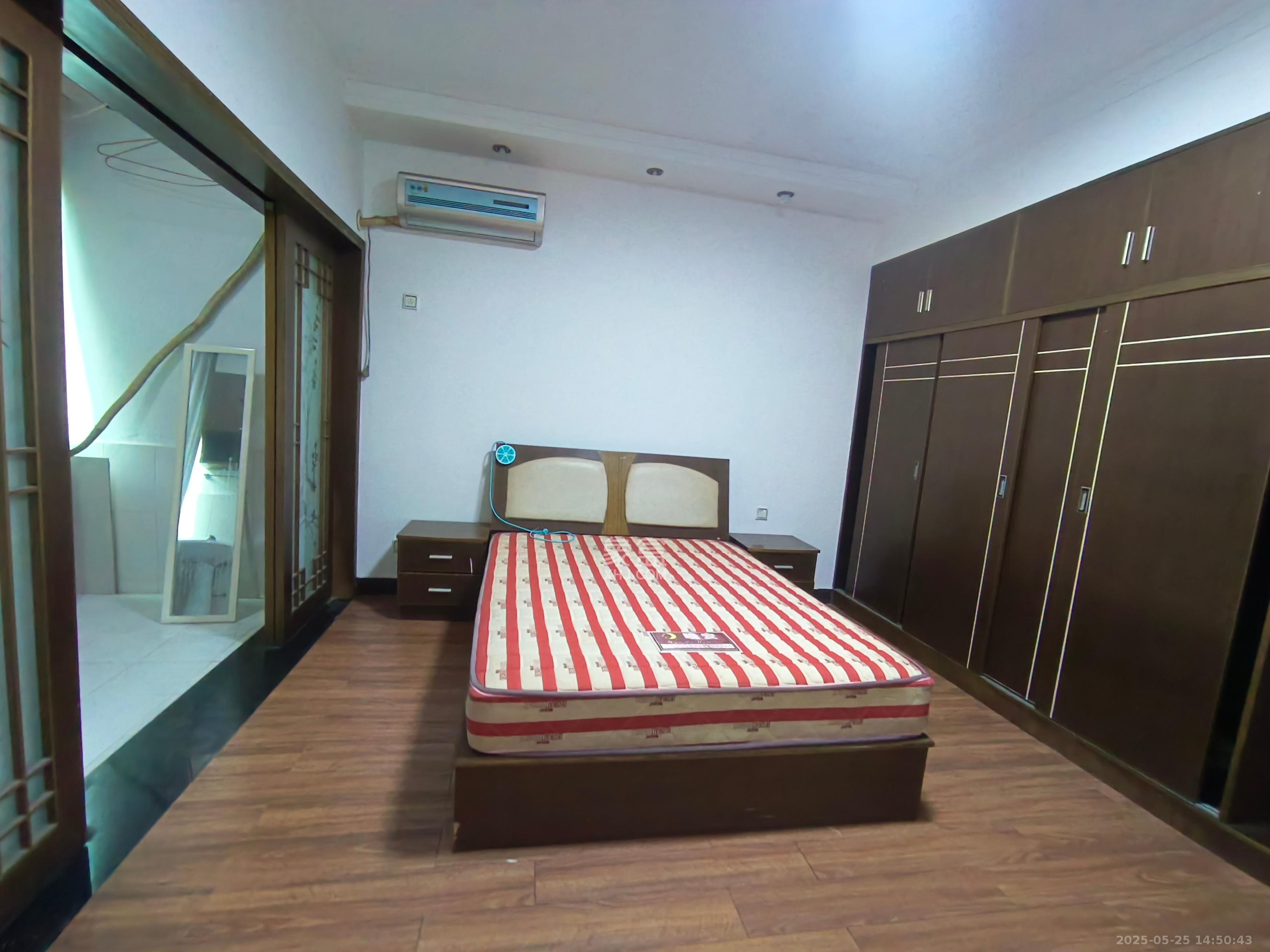 龙柏小区  3室2厅2卫    3500.0元/月室内图