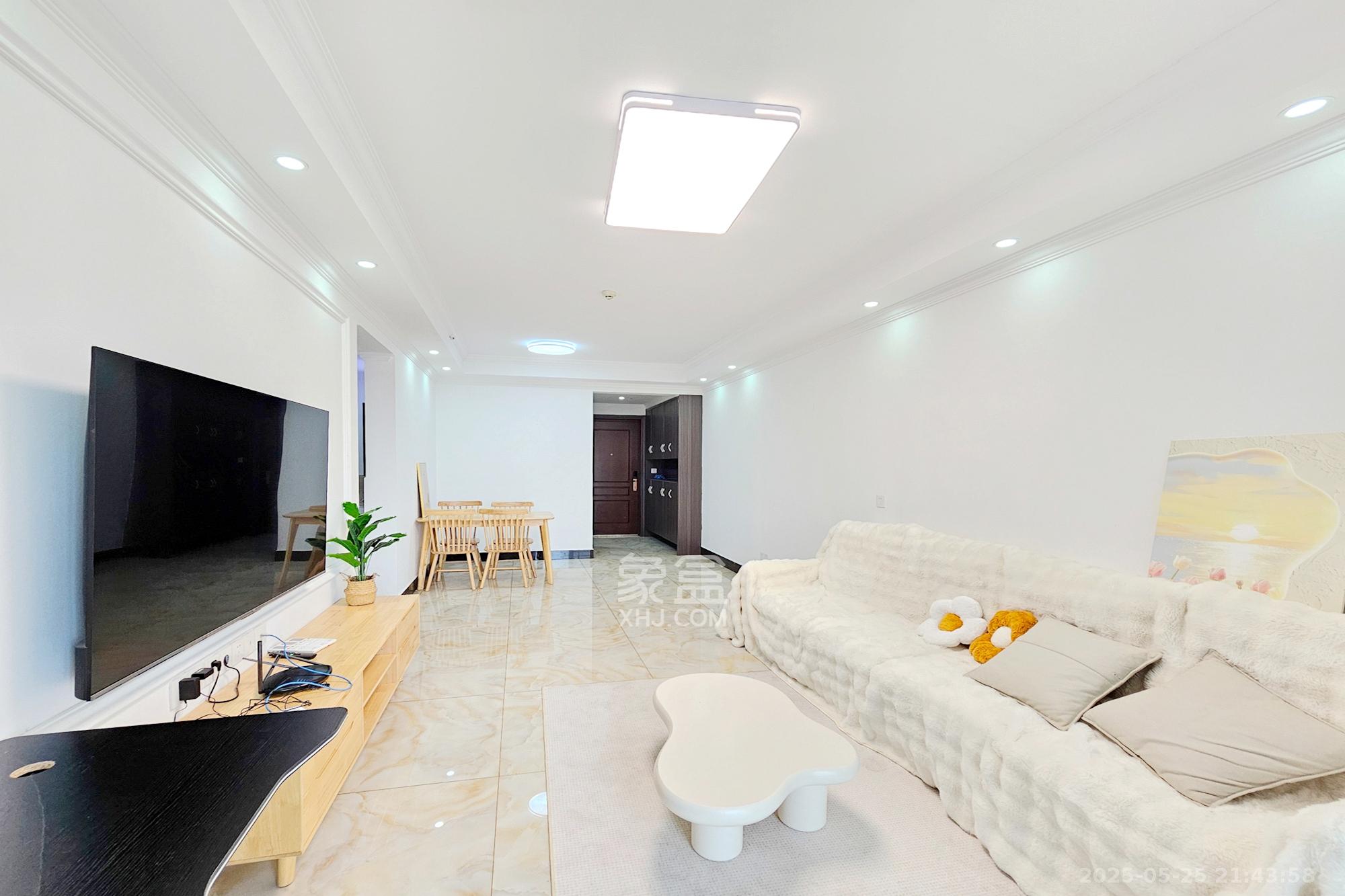 阳光城尚东湾愉景苑 3室2厅1卫 89.9万 阳光城尚东湾愉景苑 3室2厅1卫 89.9万客厅