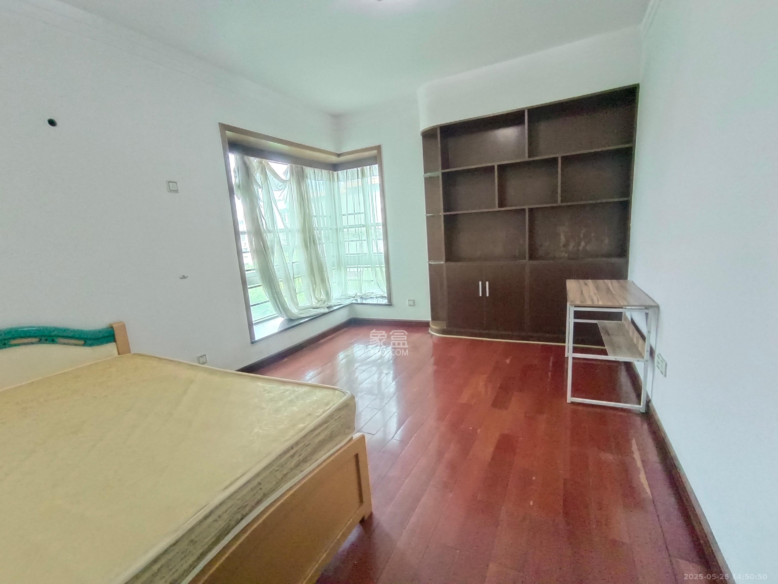 龙柏小区  3室2厅2卫    3500.0元/月室内图