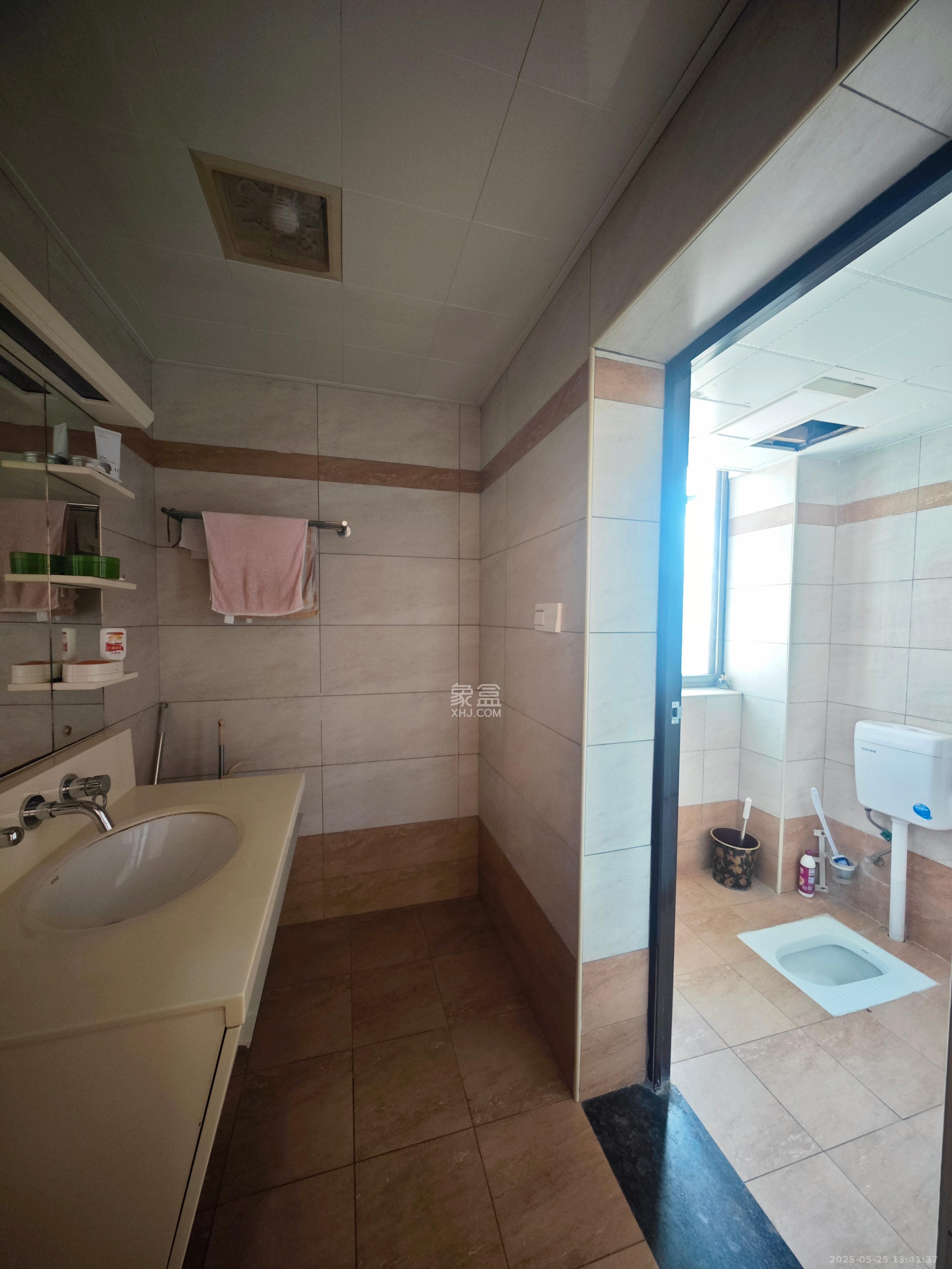 沁园三期春景苑 5室2厅3卫 68.0万 沁园三期春景苑 5室2厅3卫 68.0万客厅