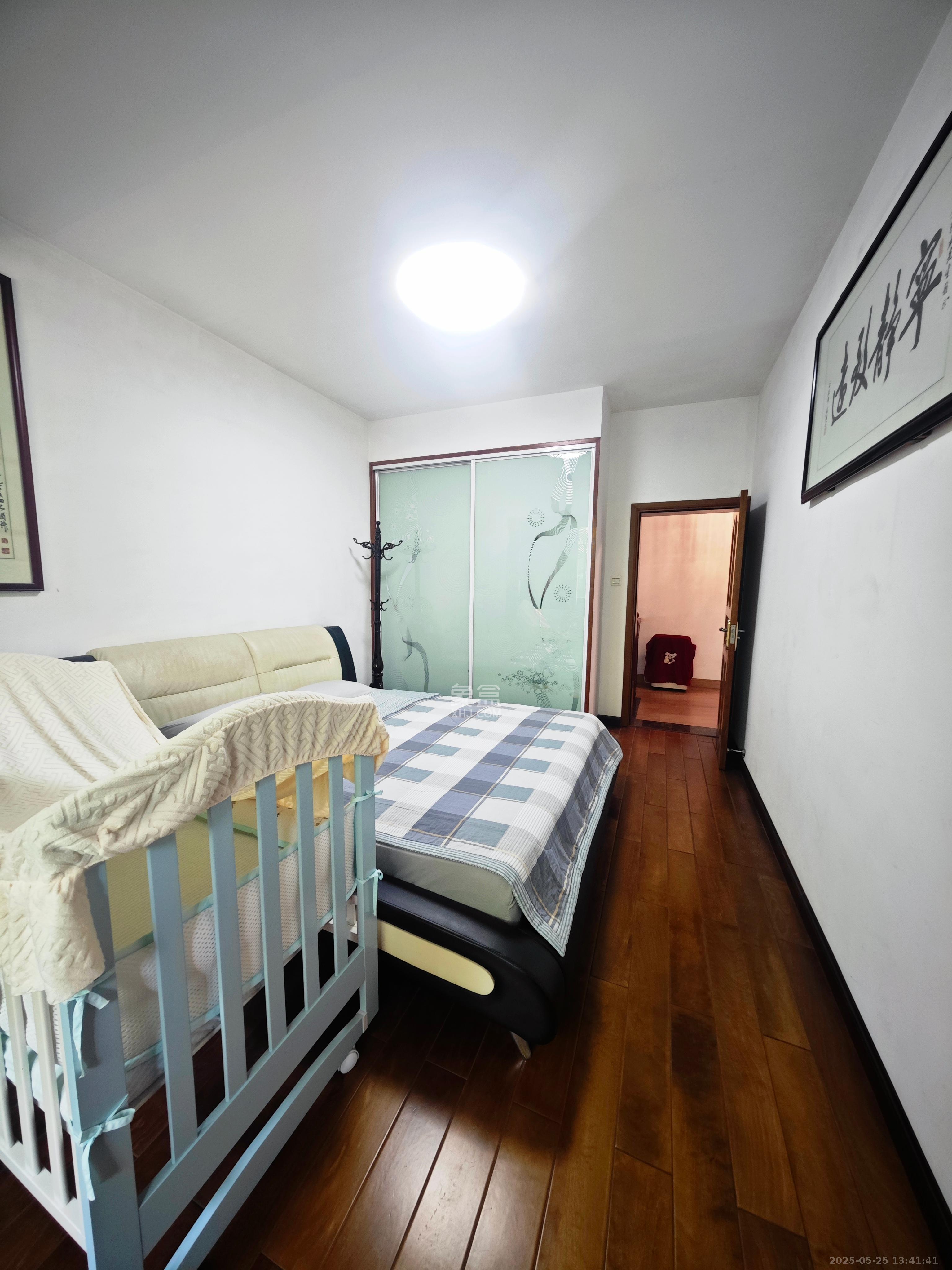 沁园三期春景苑 5室2厅3卫 68.0万 沁园三期春景苑 5室2厅3卫 68.0万客厅