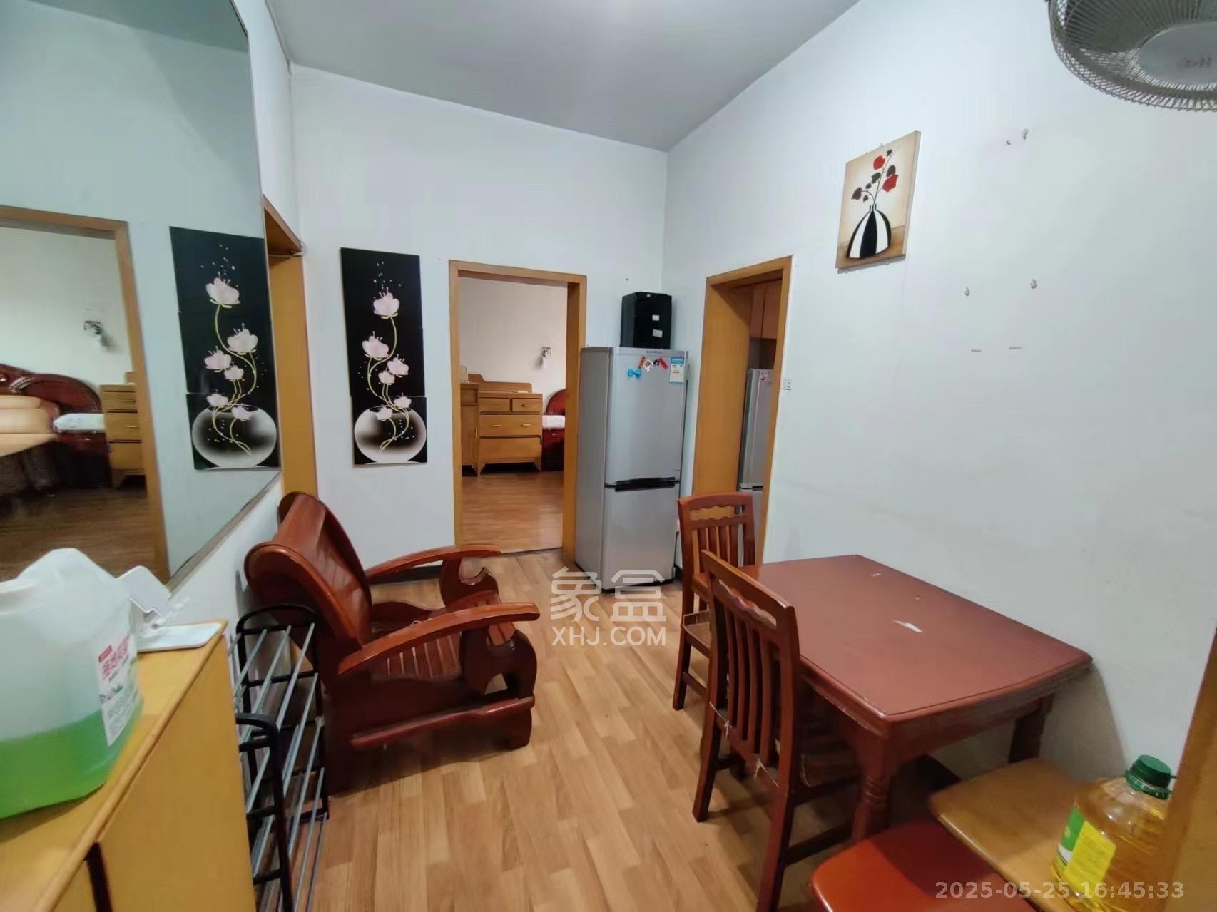 解放四村626号(长沙市三医院宿舍)  2室1厅1卫    1800.0元/月 解放四村626号(长沙市三医院宿舍)  2室1厅1卫    1800.0元/月室内图1