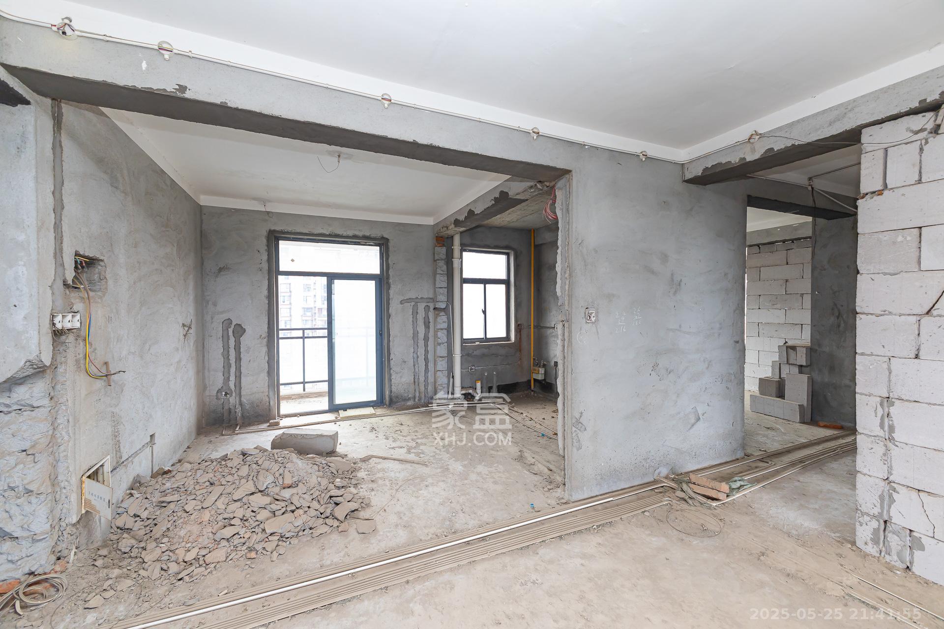 珠江东方明珠(新地东方明珠)一二期 4室2厅2卫 116.5万 珠江东方明珠(新地东方明珠)一二期 4室2厅2卫 116.5万客厅