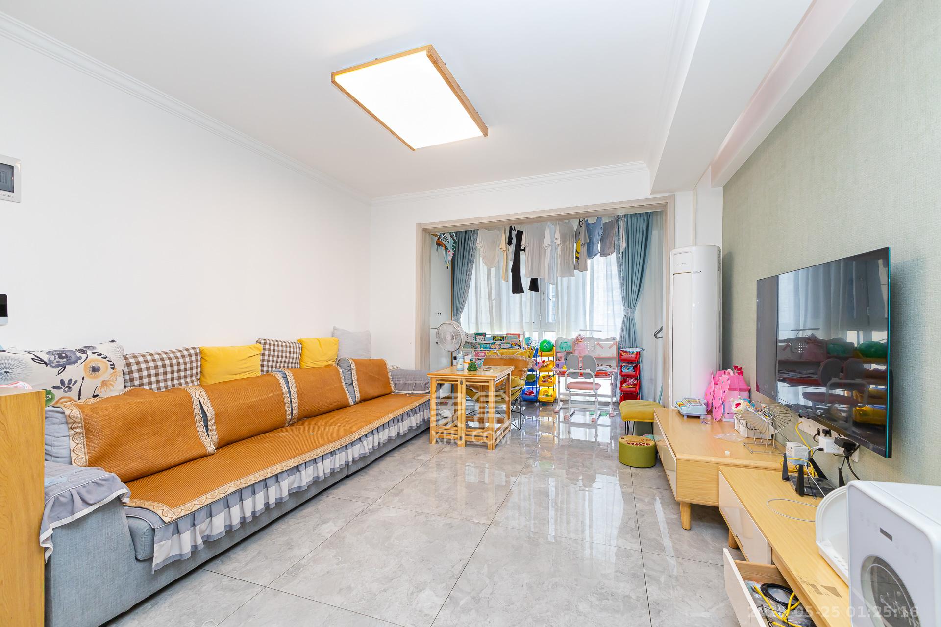 嘉宇银杉(嘉宇西苑) 4室2厅2卫 109.0万 嘉宇银杉(嘉宇西苑) 4室2厅2卫 109.0万客厅