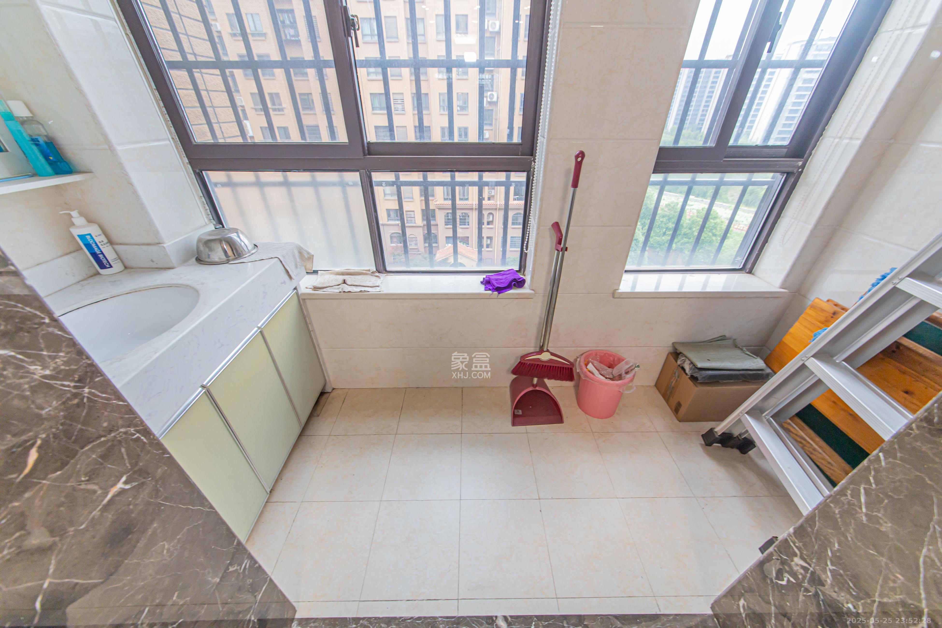 中信凯旋蓝岸(中信新城三期) 4室2厅1卫 110.0万 中信凯旋蓝岸(中信新城三期) 4室2厅1卫 110.0万阳台