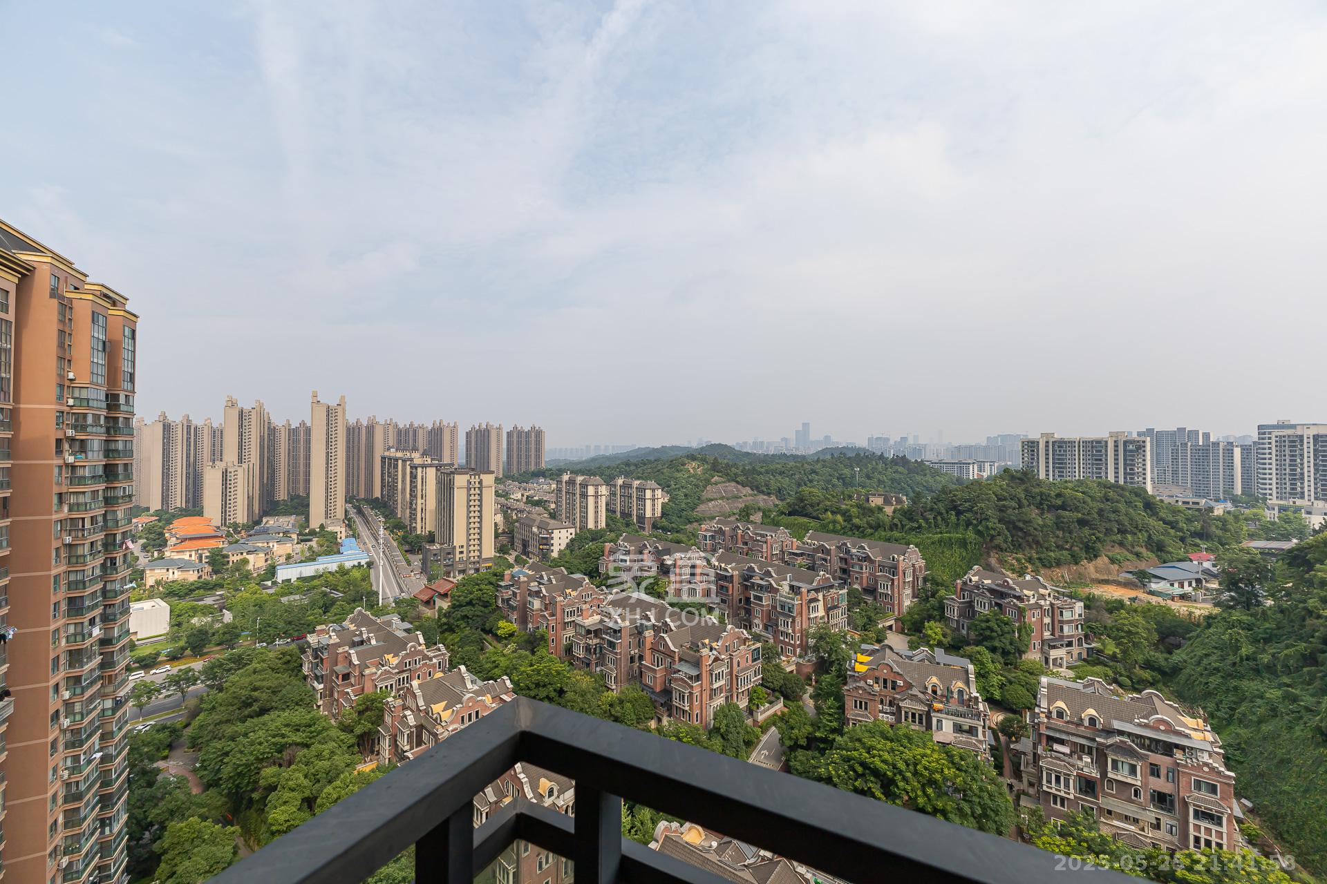 珠江东方明珠(新地东方明珠)一二期 4室2厅2卫 116.5万 珠江东方明珠(新地东方明珠)一二期 4室2厅2卫 116.5万客厅