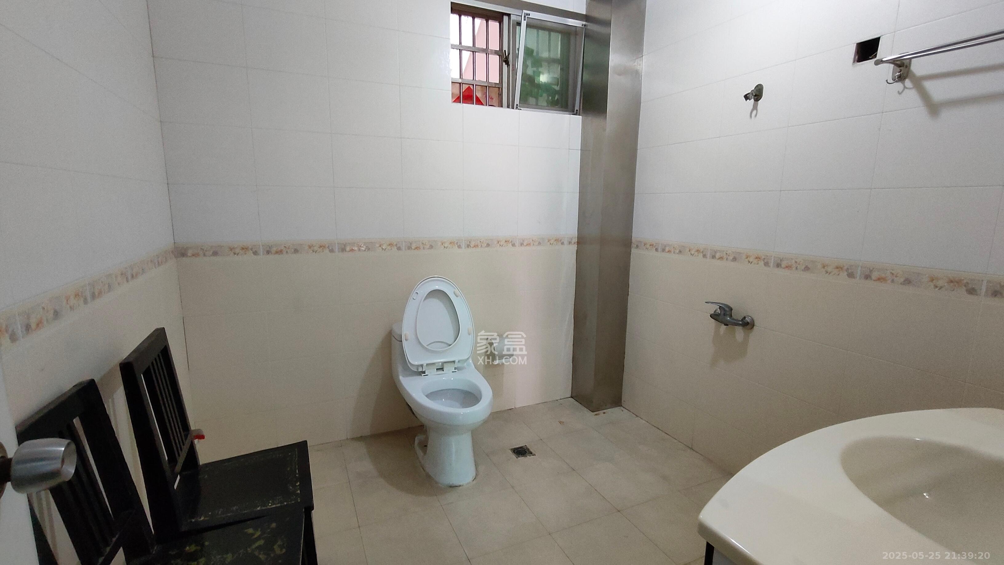 中南汽车世界 3室2厅2卫 1300.0元/月 中南汽车世界 3室2厅2卫 1300.0元/月室内图